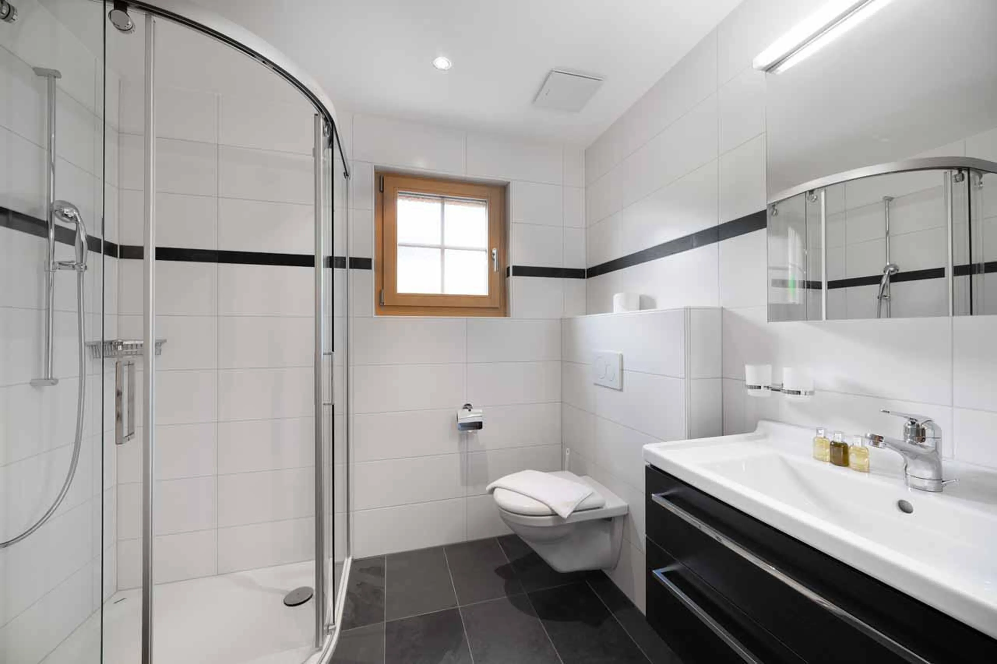 Shower room opposite twin bedroom at Chalet Alia in Grindelwald