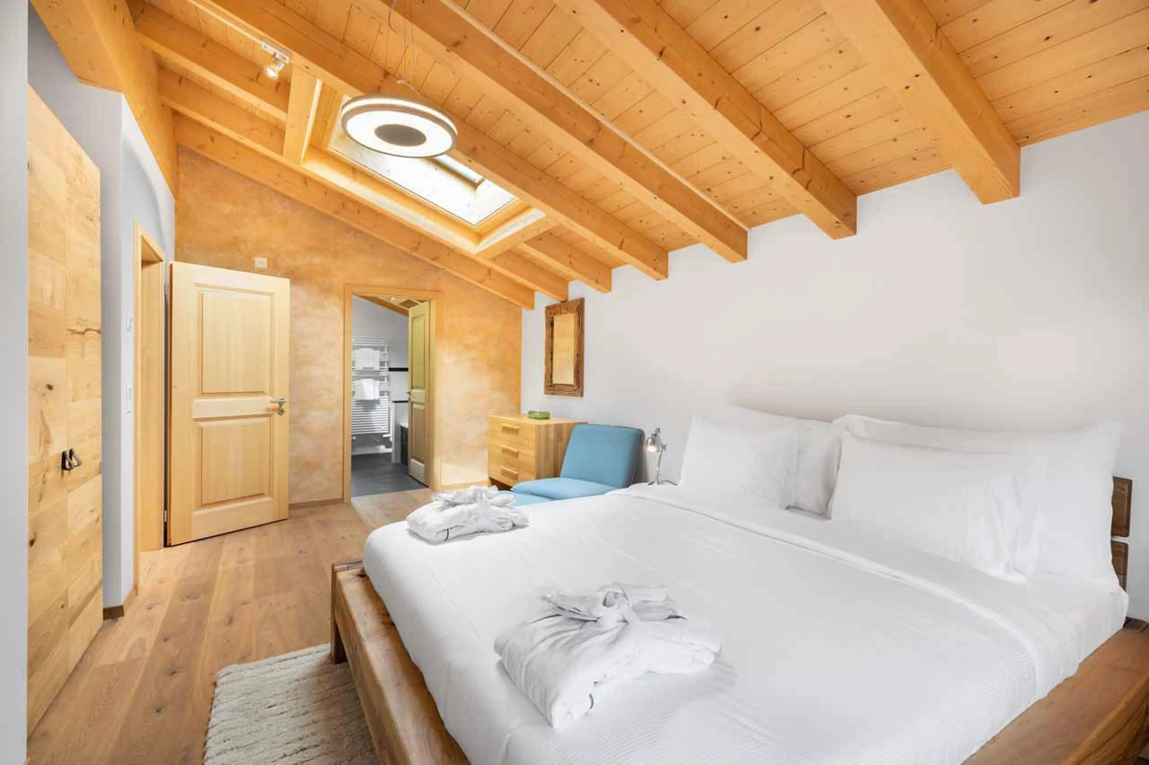 Double bedroom with access to balcony at Chalet Alia in Grindelwald