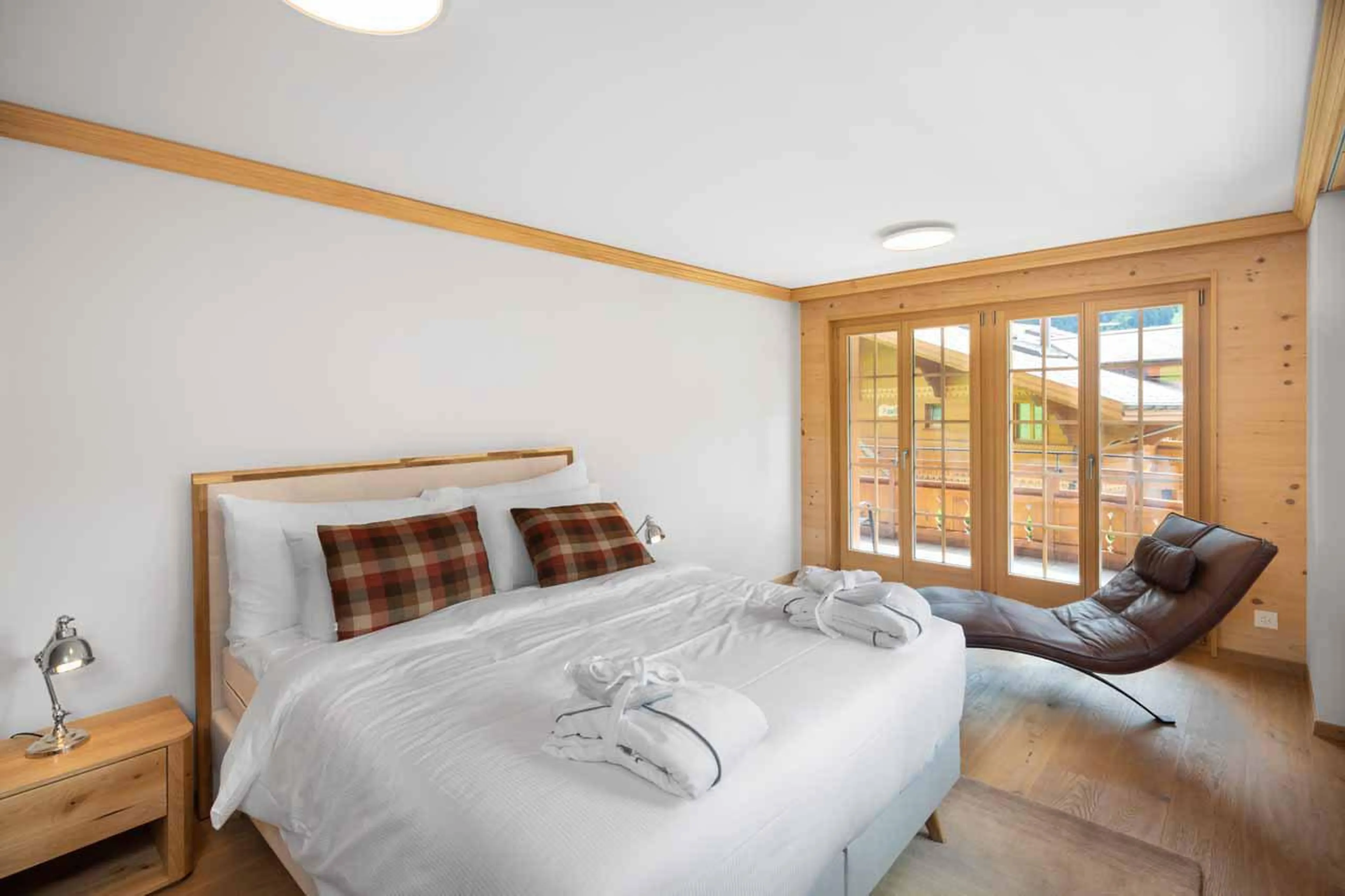First floor double bedroom with plentiful storage space at Chalet Alia in Grindelwald