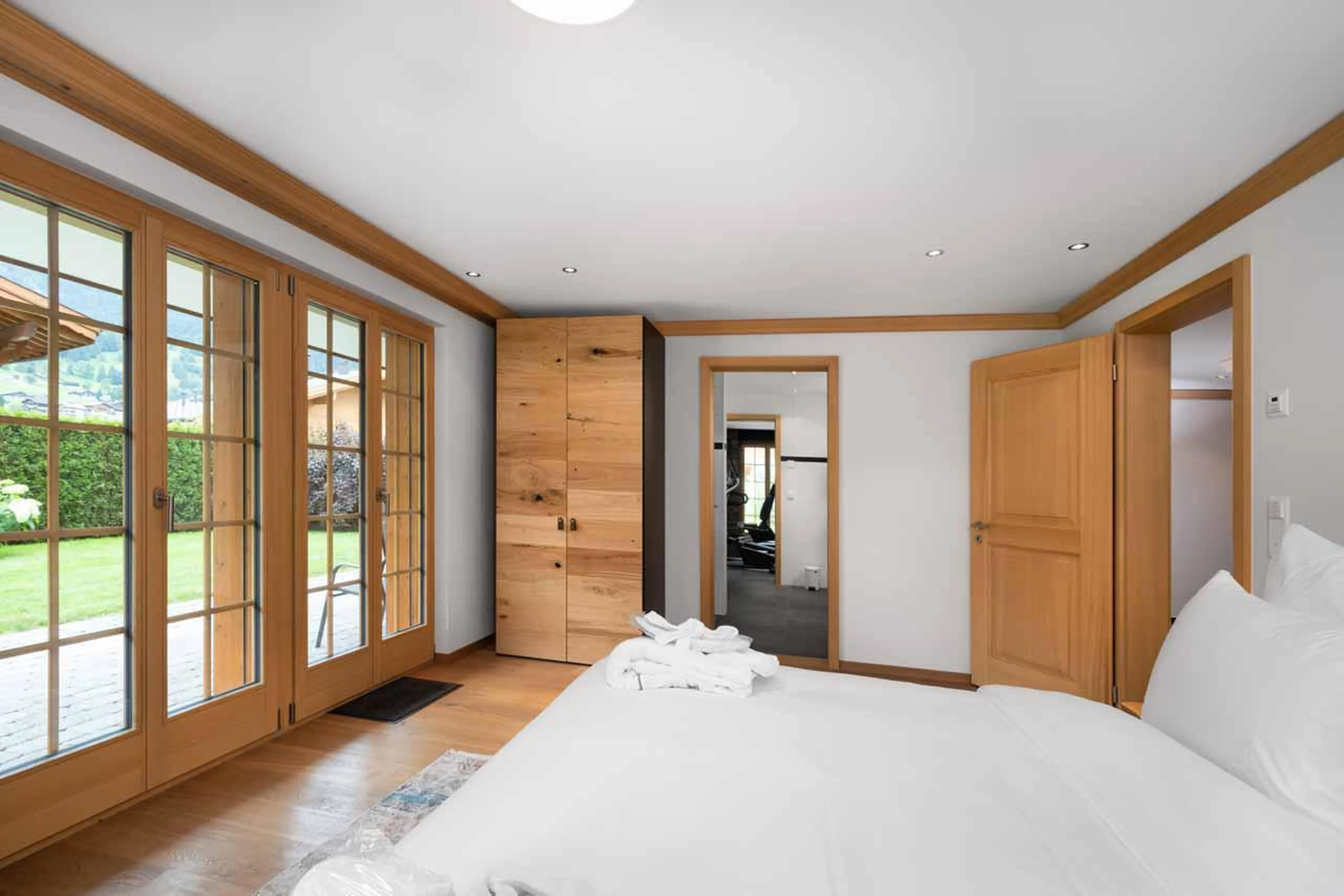 Bright double bedroom with access to the terrace at Chalet Alia in Grindelwald