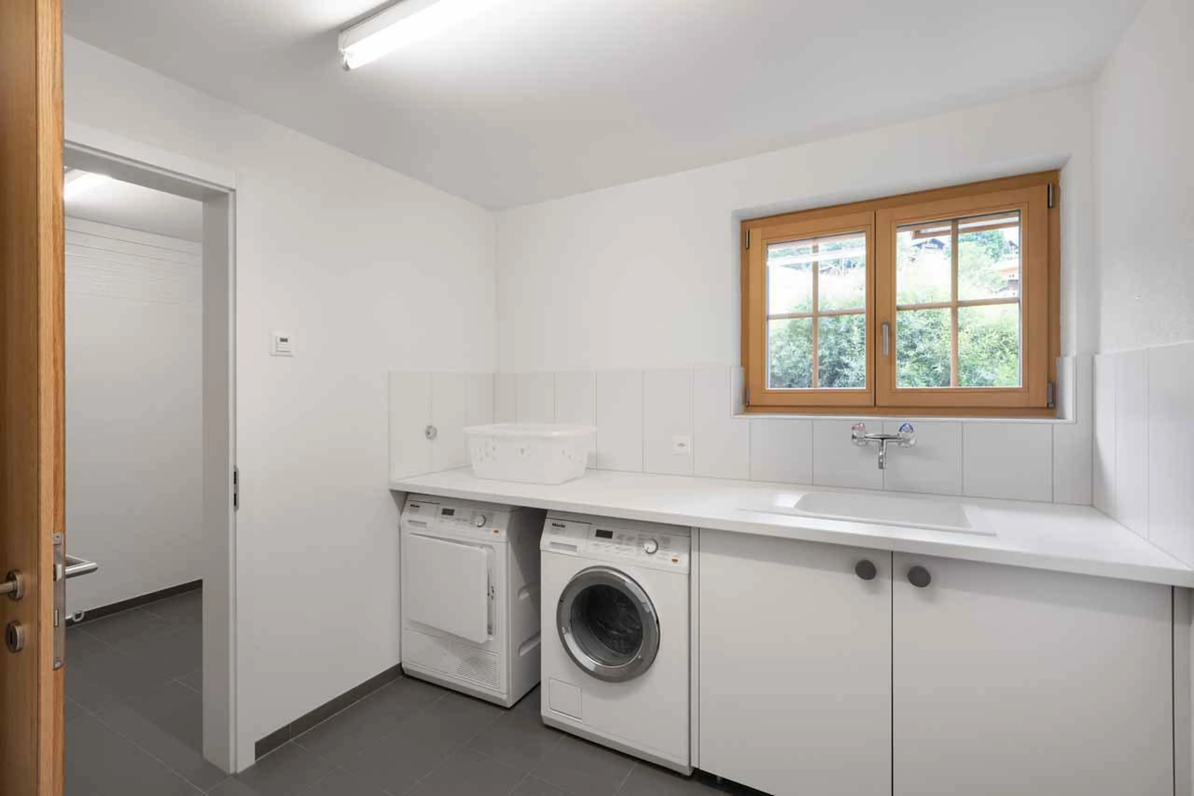 Laundry room with washing machine and dryer at Chalet Alia in Grindelwald