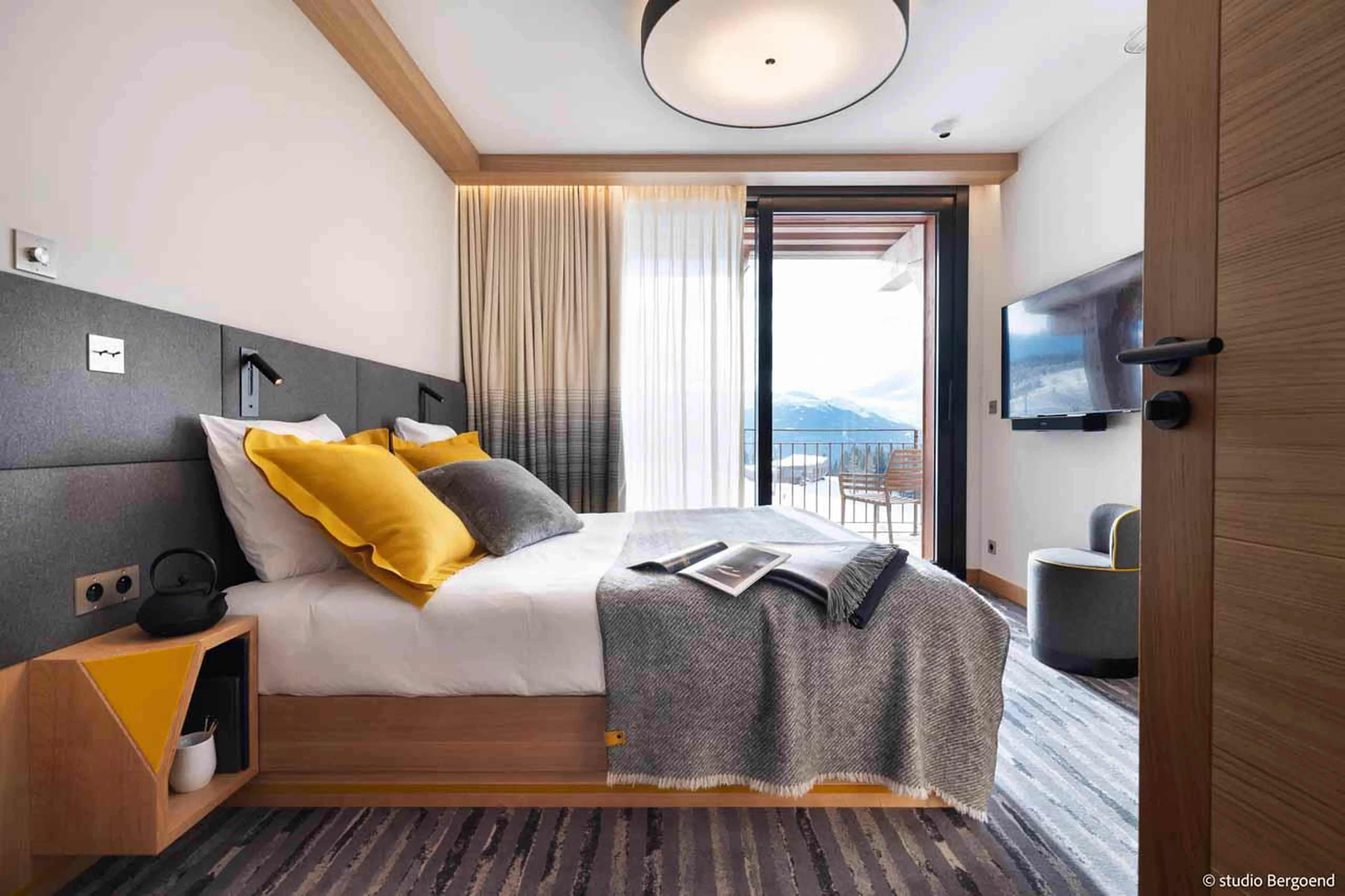 Bedroom with king size bed at Chalet Arpoza in Les Arcs