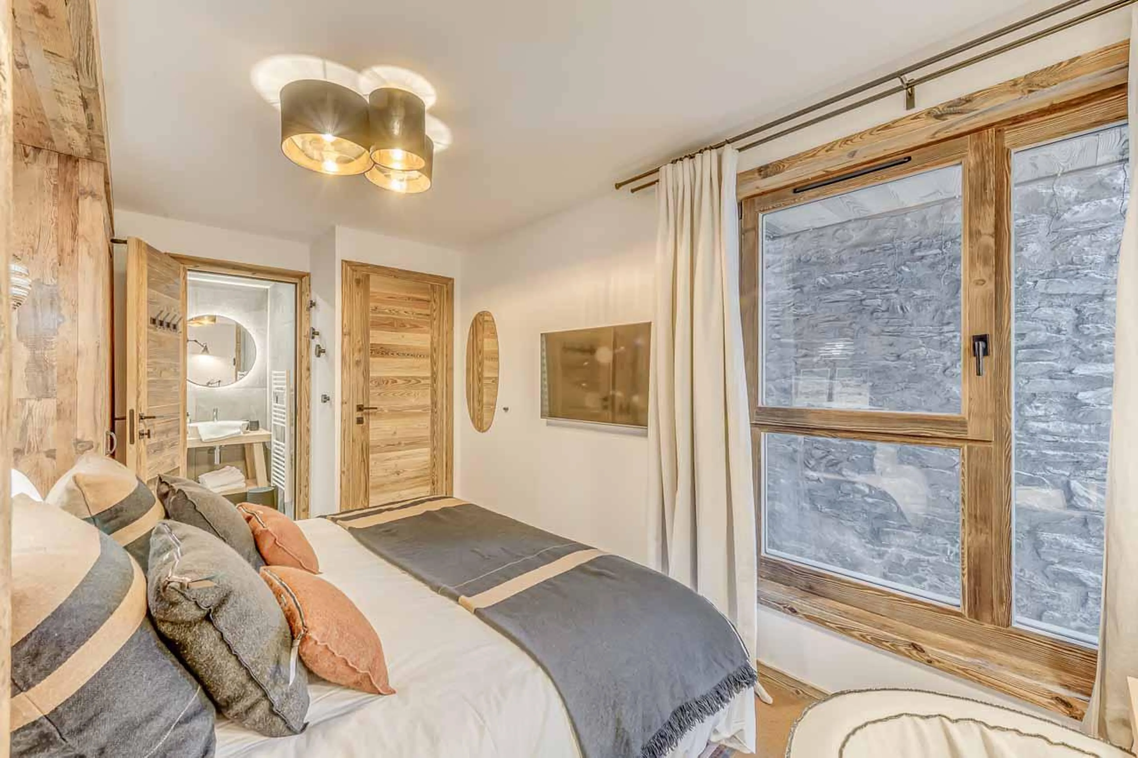 Bedroom three with window in Chalet Casa San Bernardo