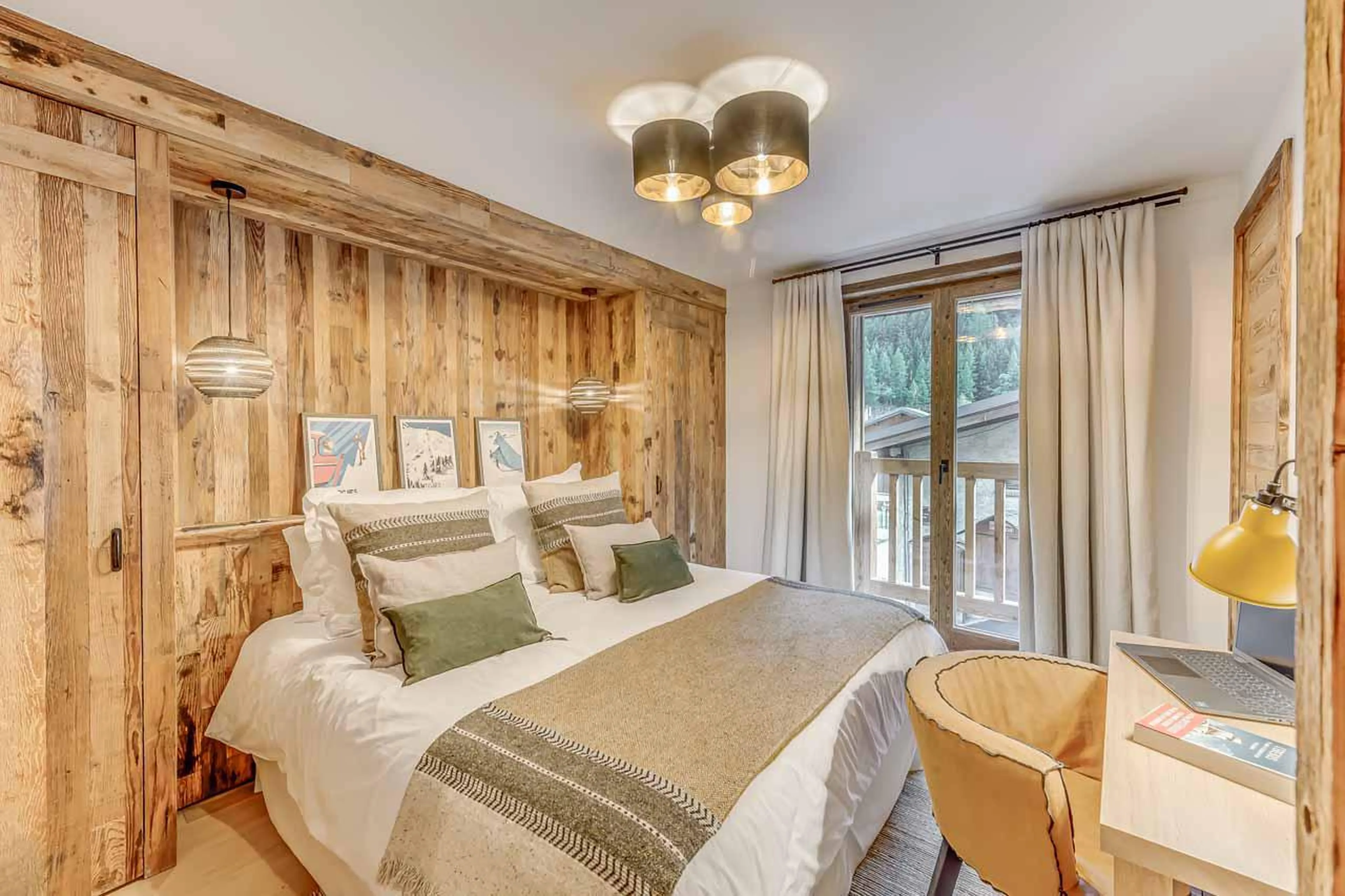 Bedroom one with French doors in Chalet Casa San Bernardo