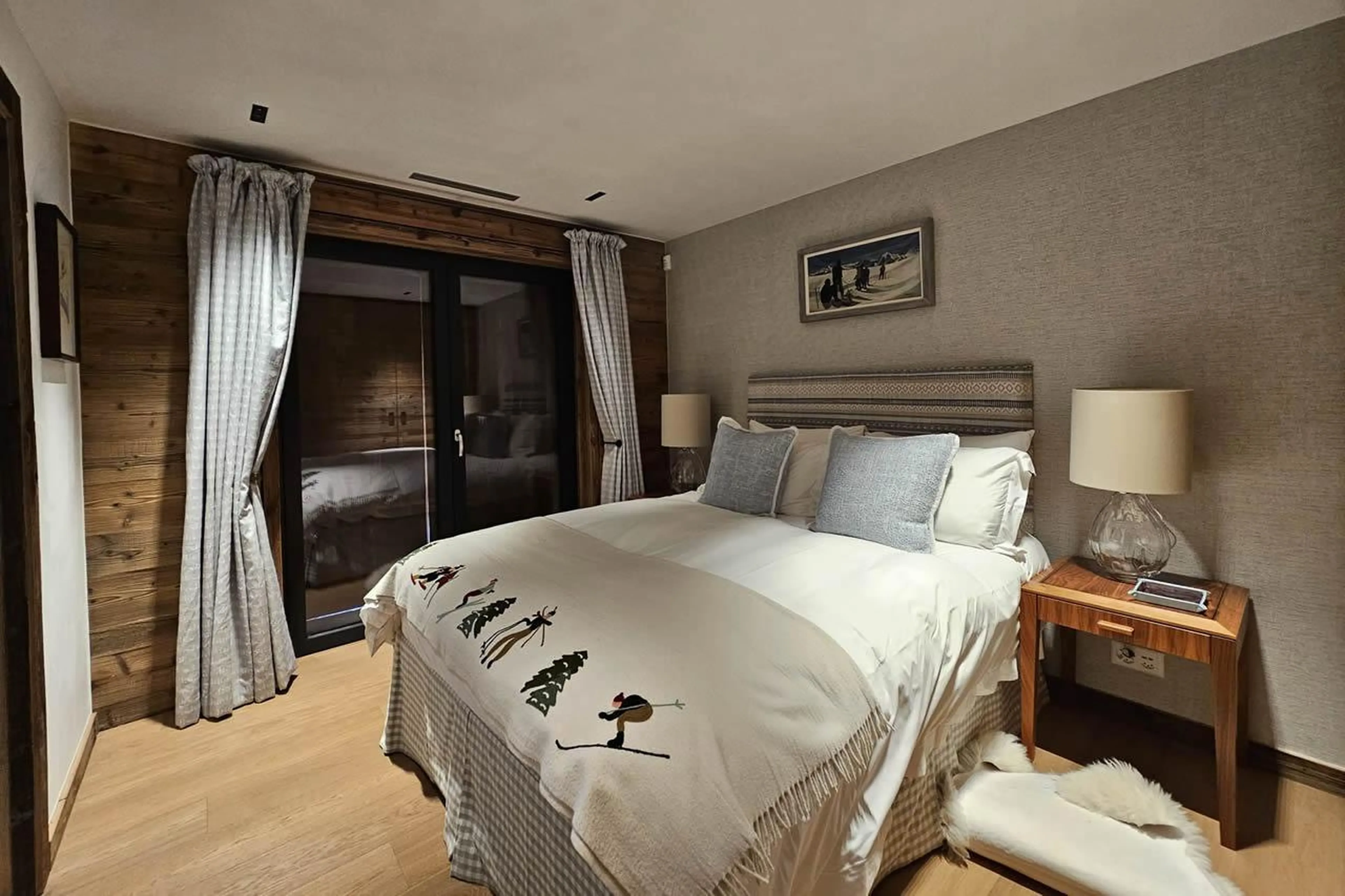 Double bedroom with en-suite shower room at Chalet Munro in Verbier
