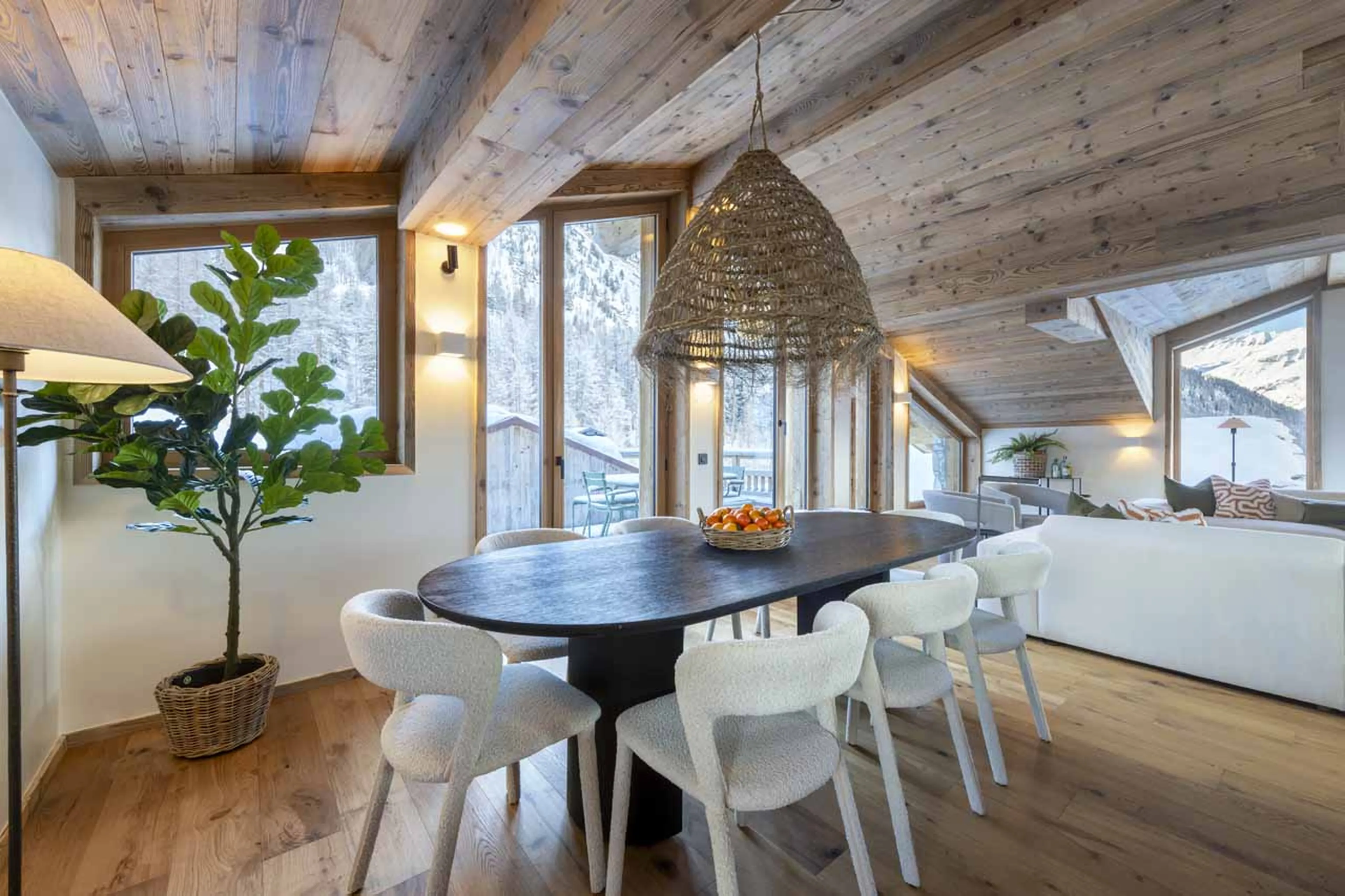 Dining table in Arolay Penthouse, Val d'Isere