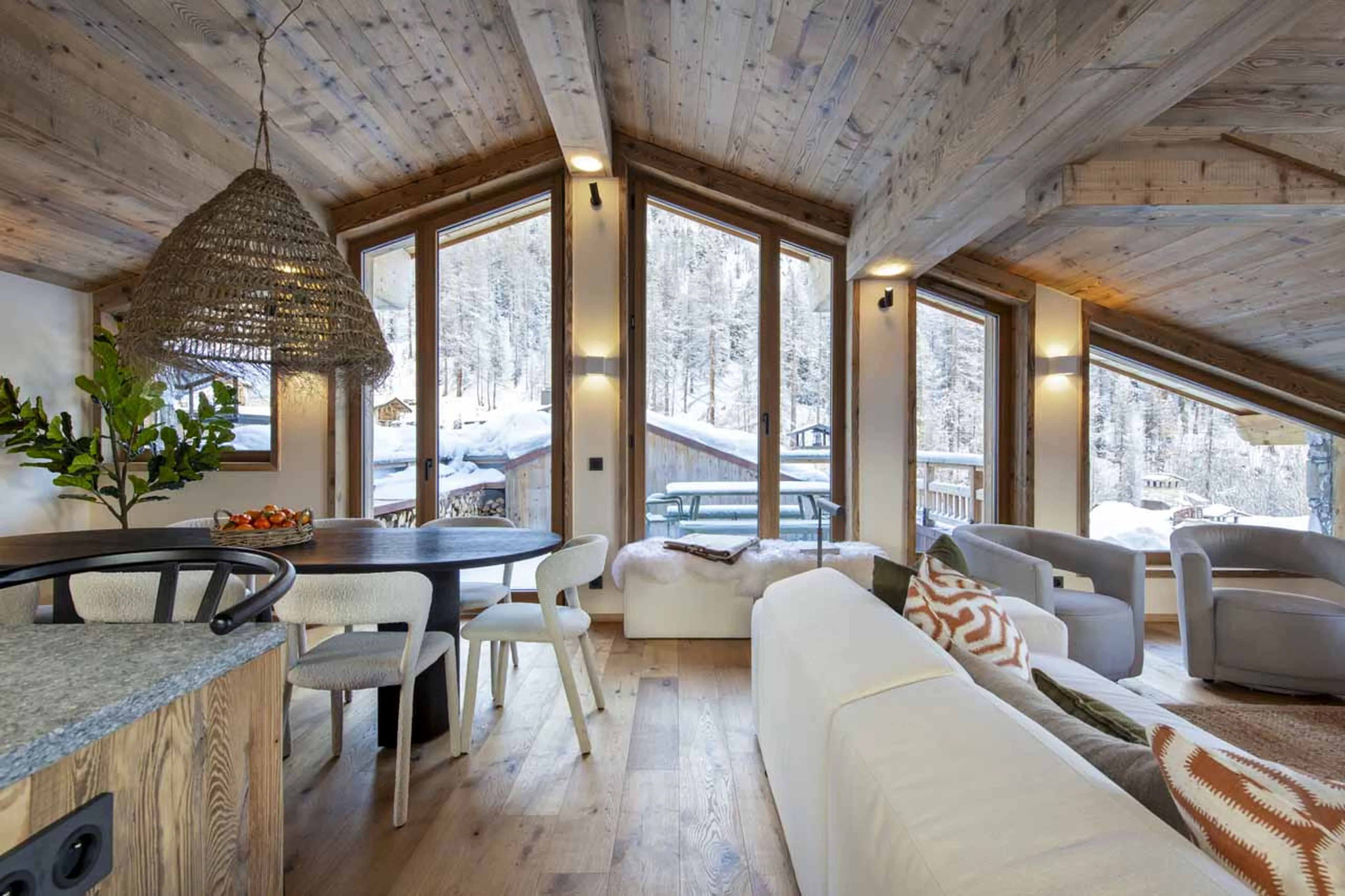Open-plan living area  in Arolay Penthouse, Val d'Isere