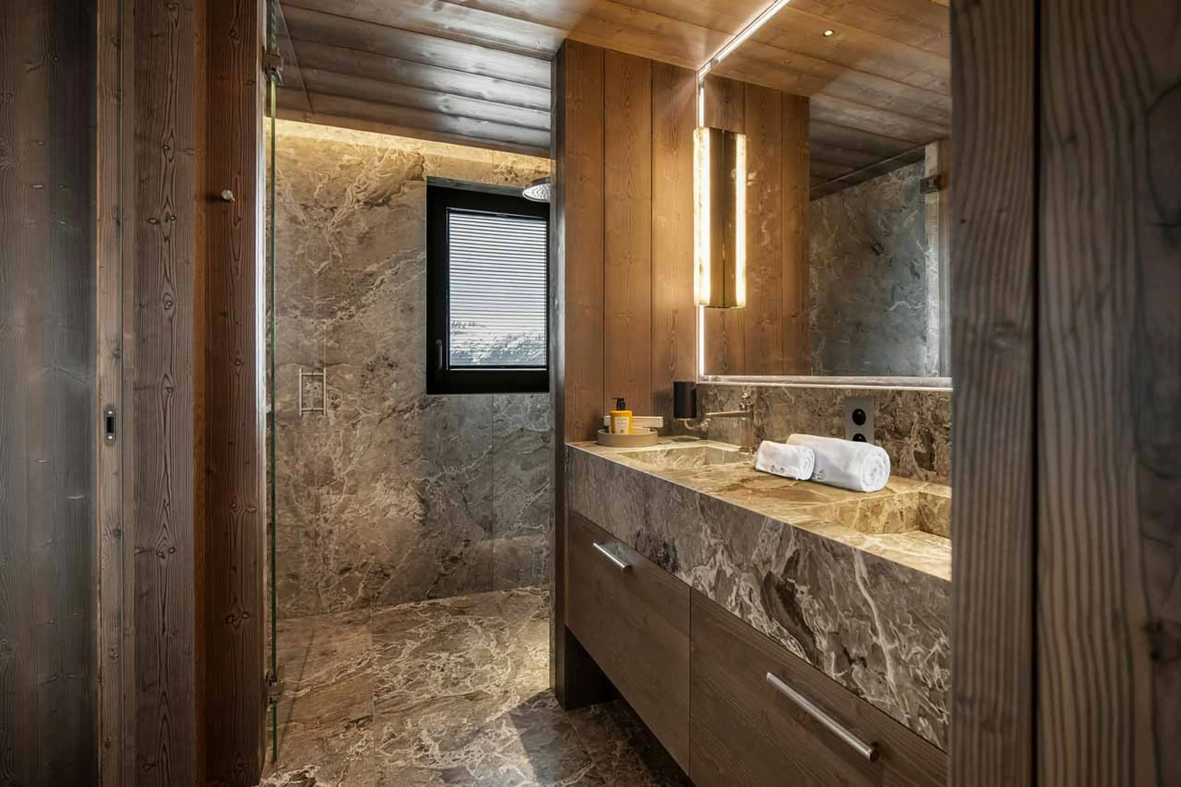 Bedroom 4 en-suite in Atmosphere Penthouse, Courchevel 1850