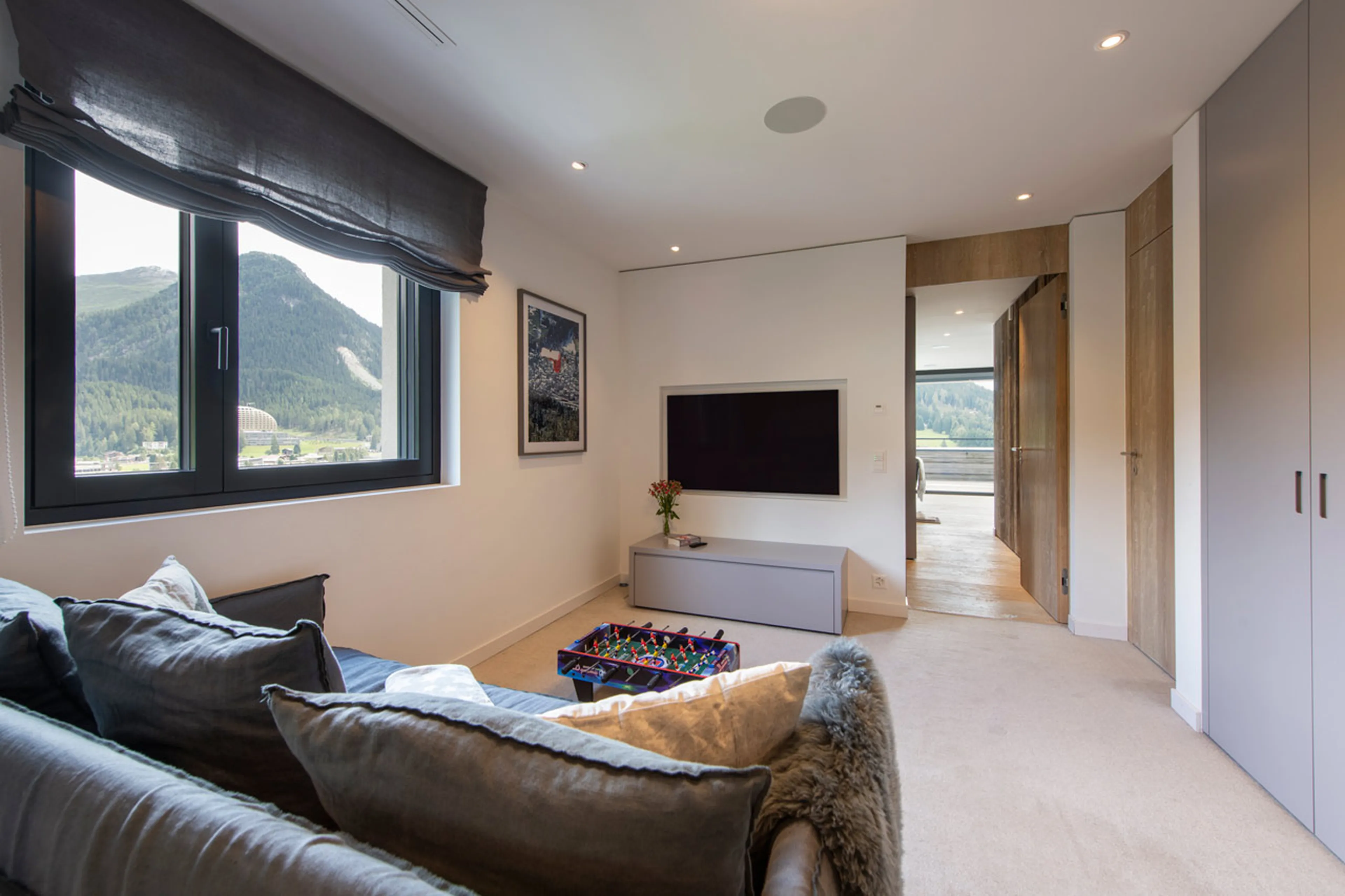 TV and seating in bedroom at Penthouse Attica in Davos