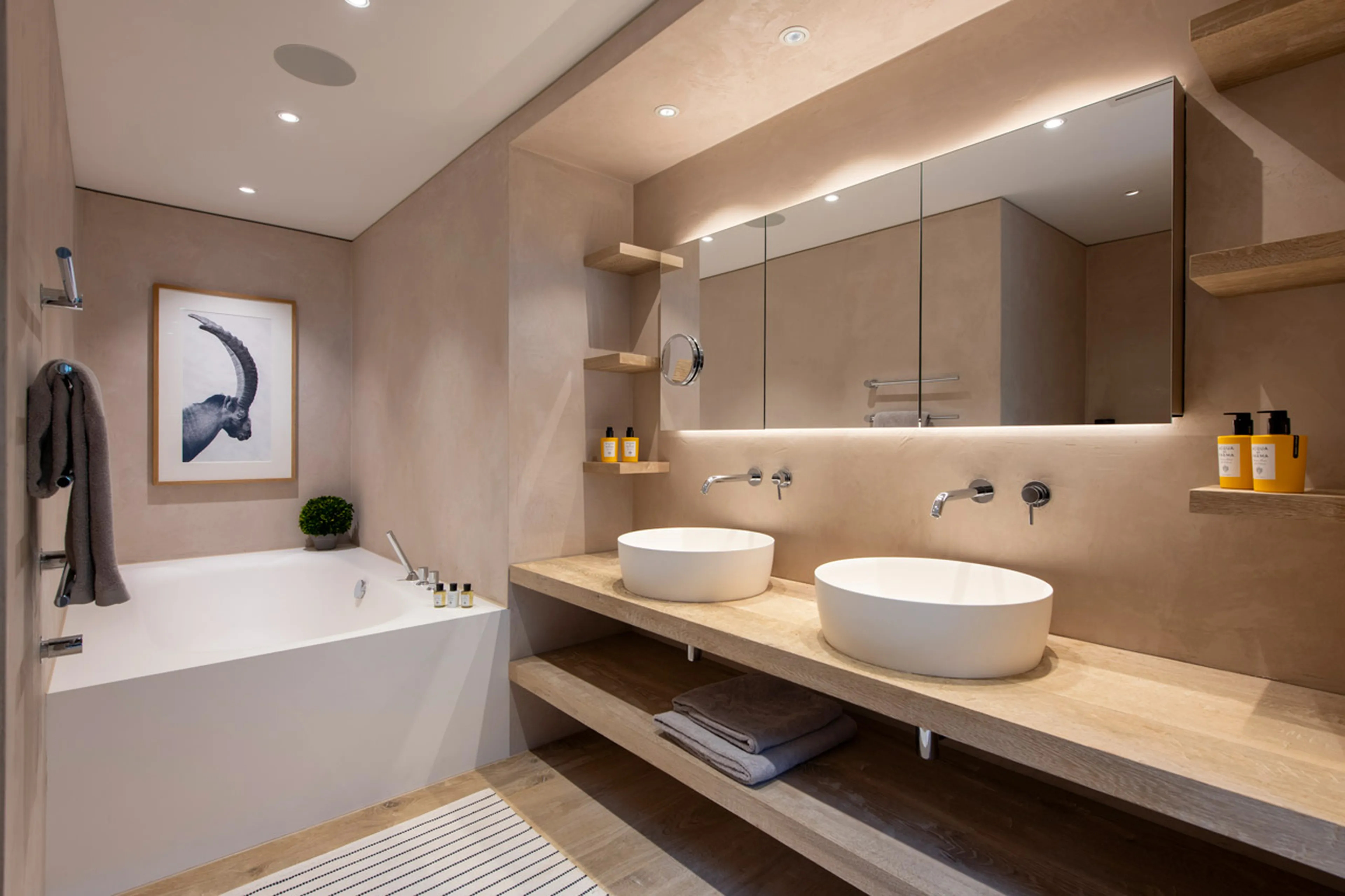 Bathtub and washbasins at Penthouse Attica in Davos