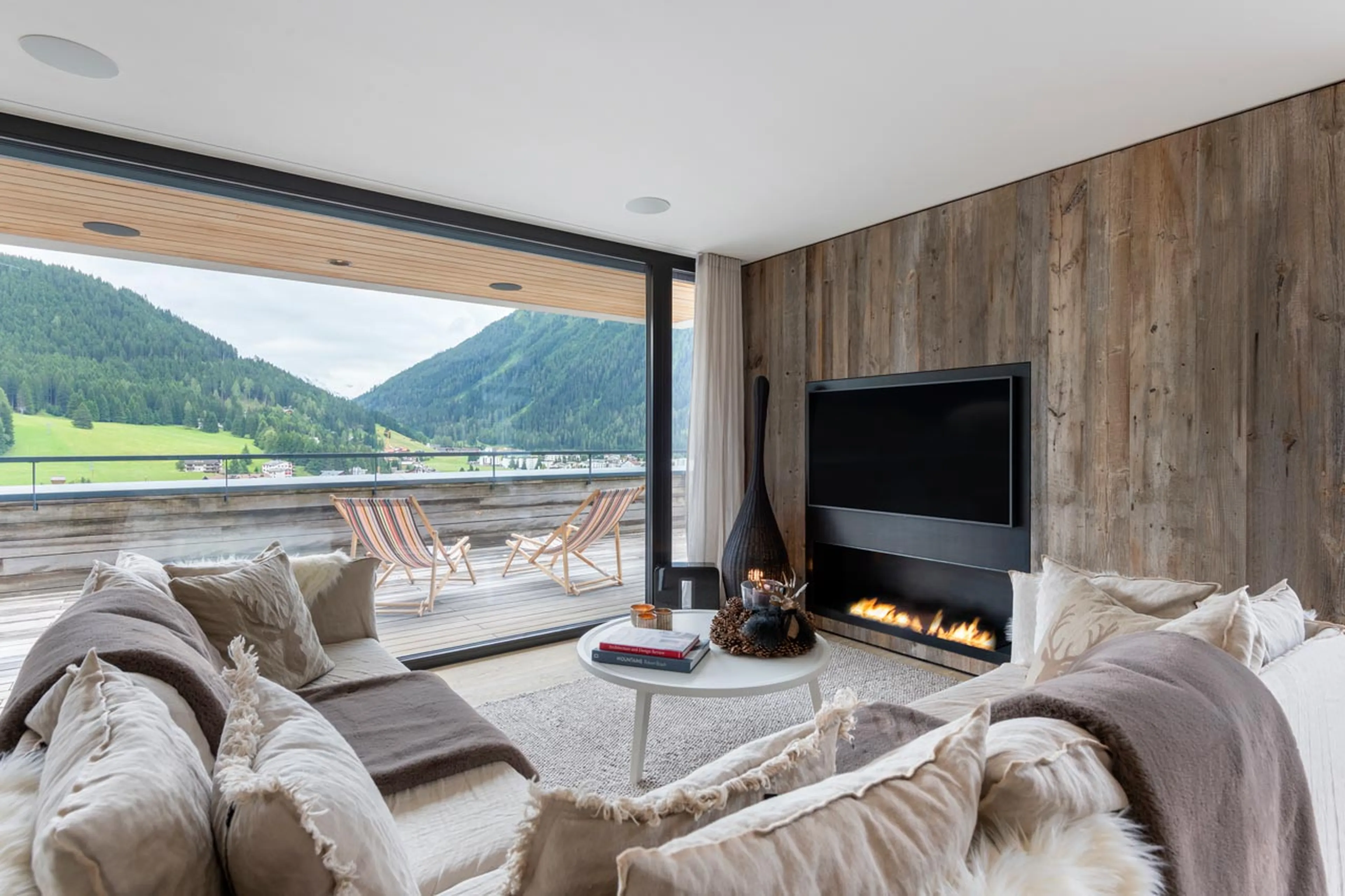 Fireplace and TV at Penthouse Attica in Davos
