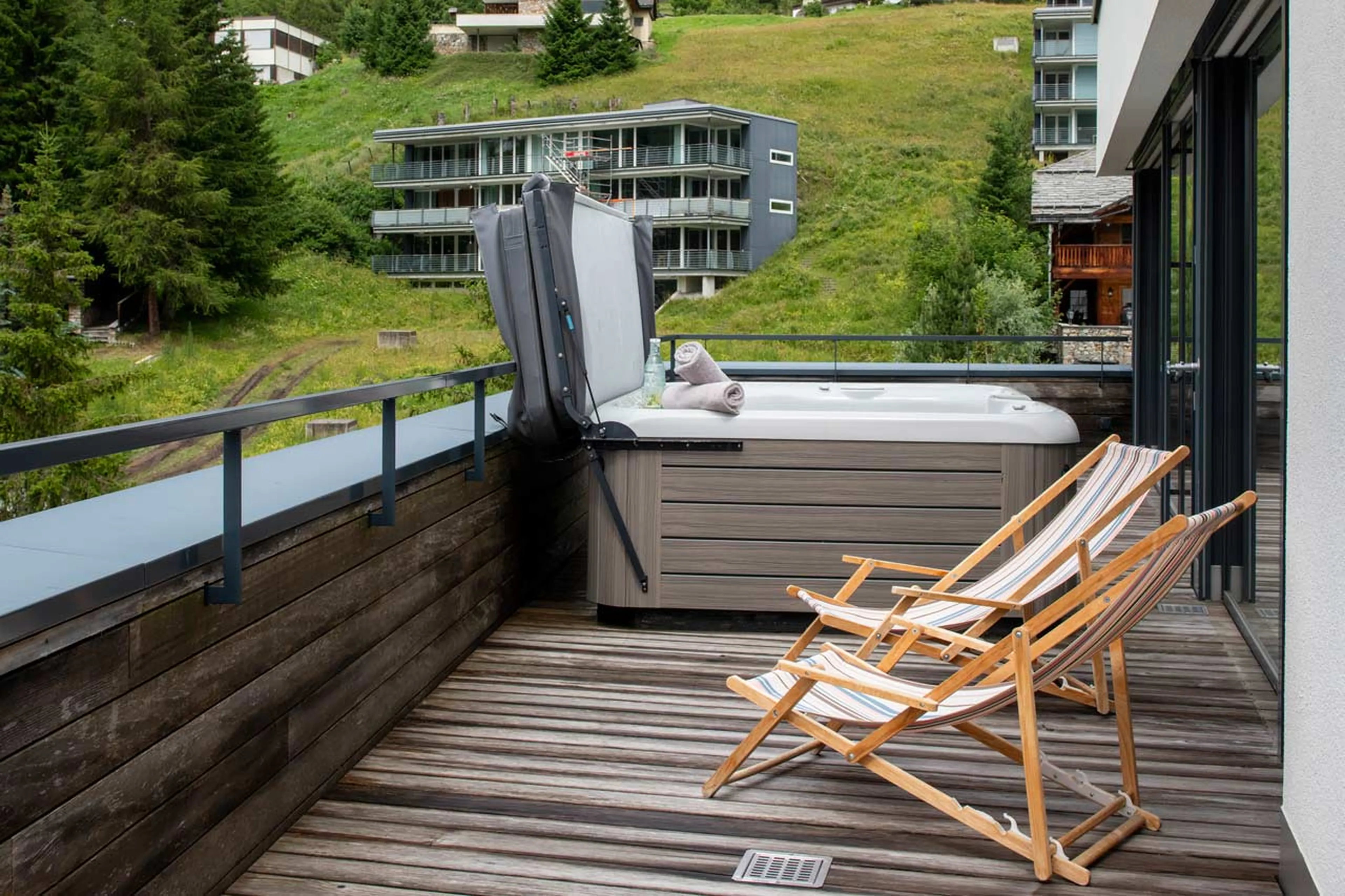 Outdoor hot tub at Penthouse Attica in Davos