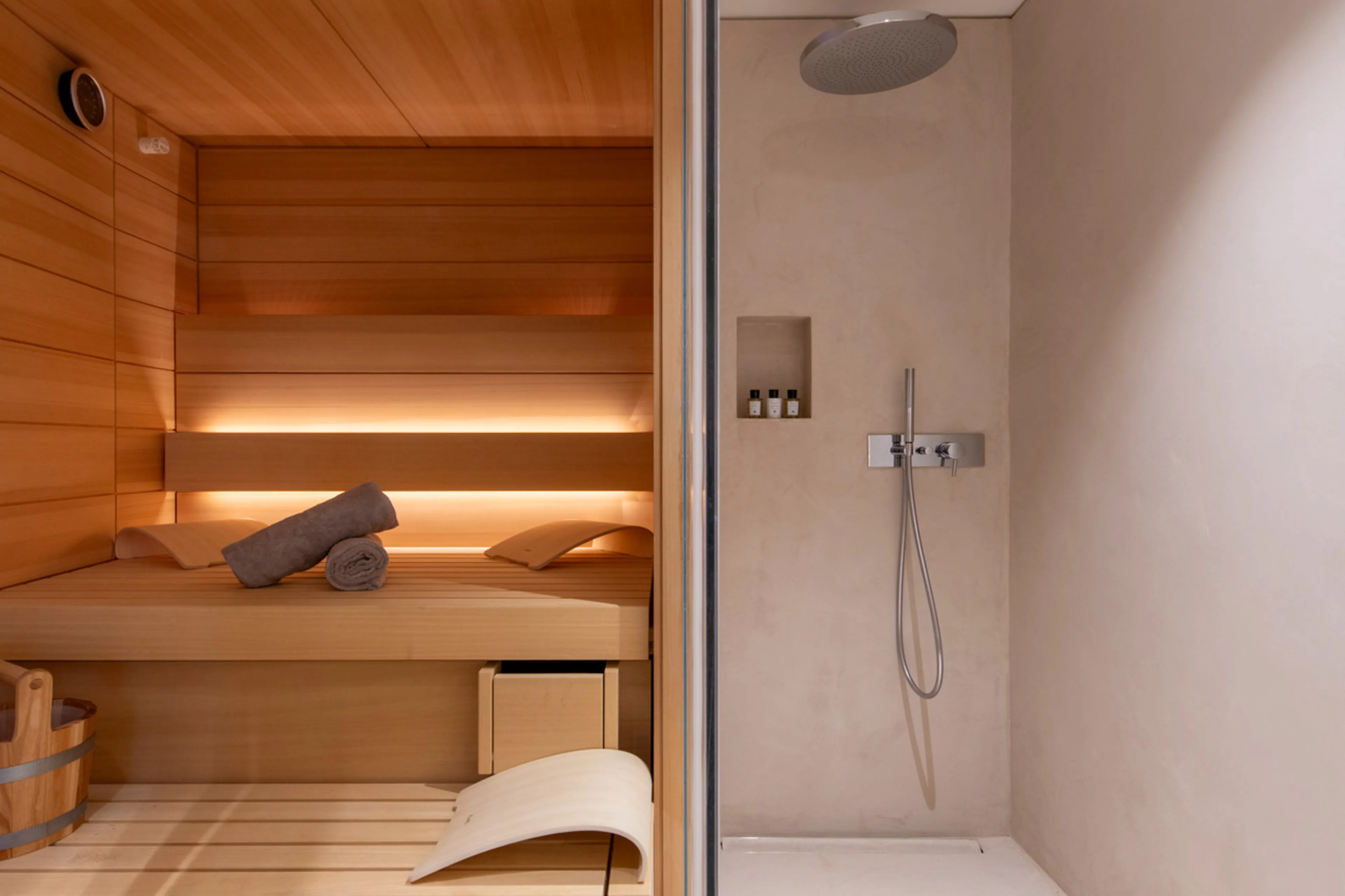 Sauna and shower at Penthouse Attica in Davos