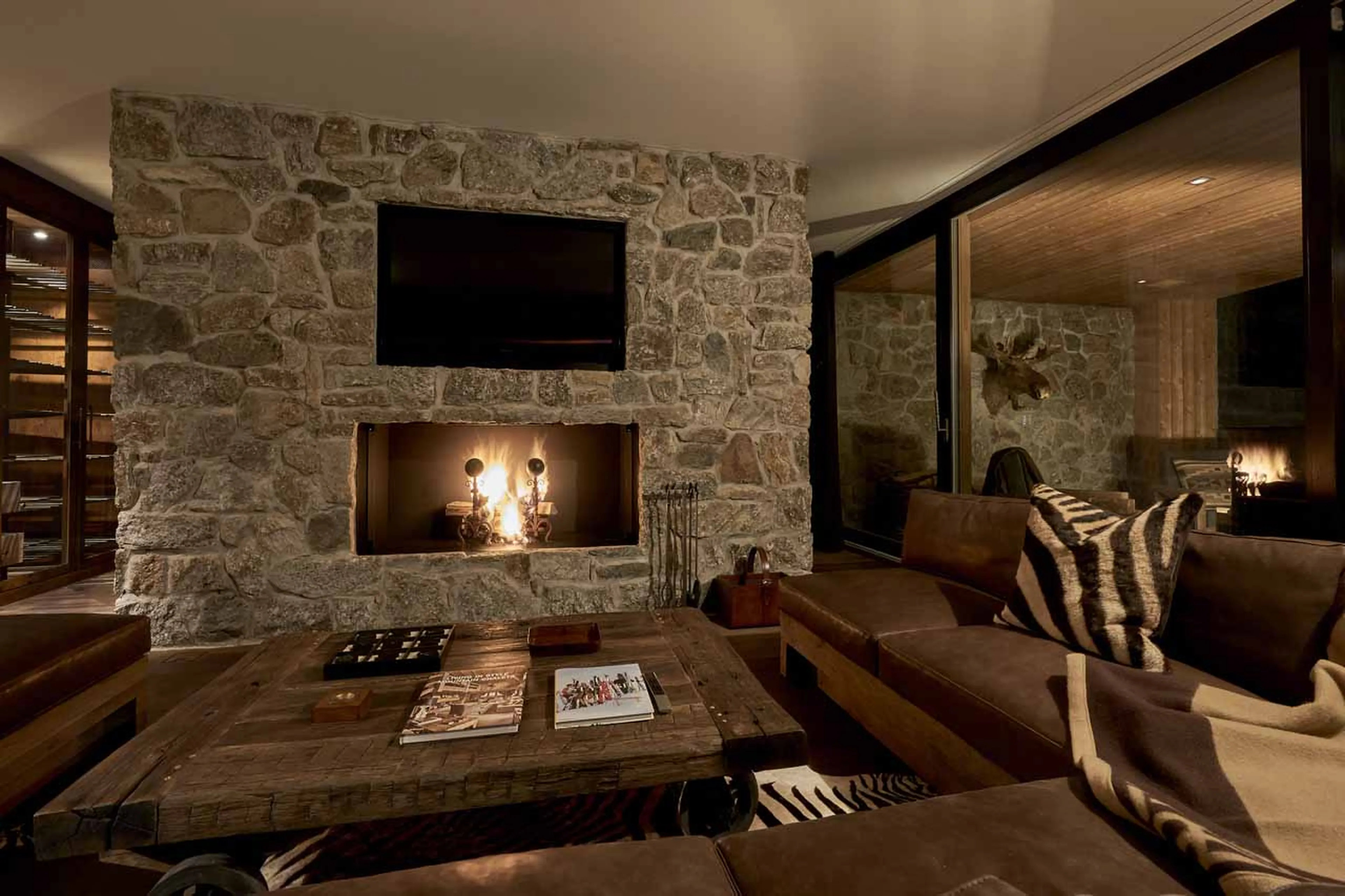 Fireplace in living room at Penthouse Elbert Lodge in Davos