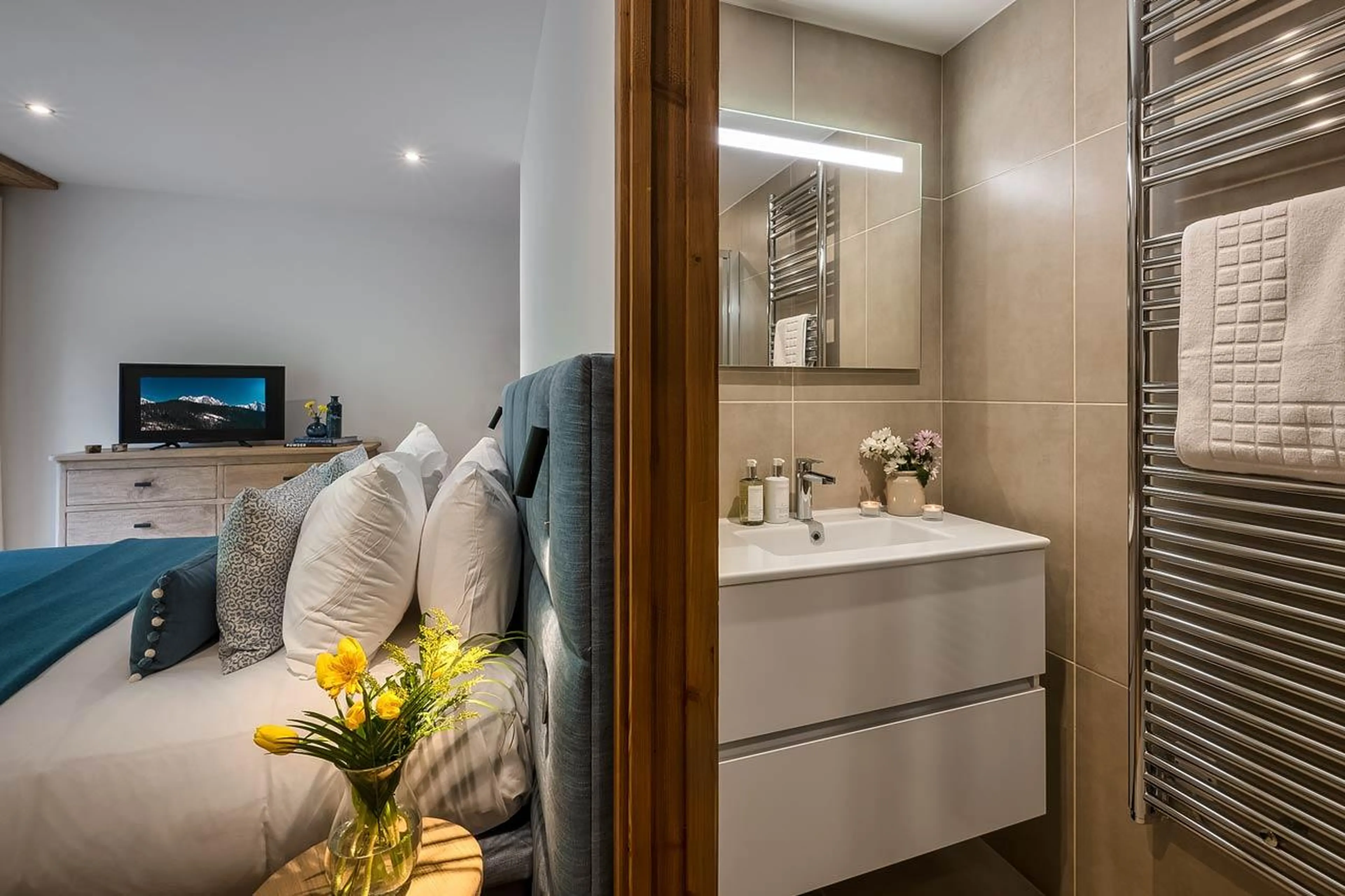 Double bedroom and basin in en-suite in Penthouse Joy, Morzine