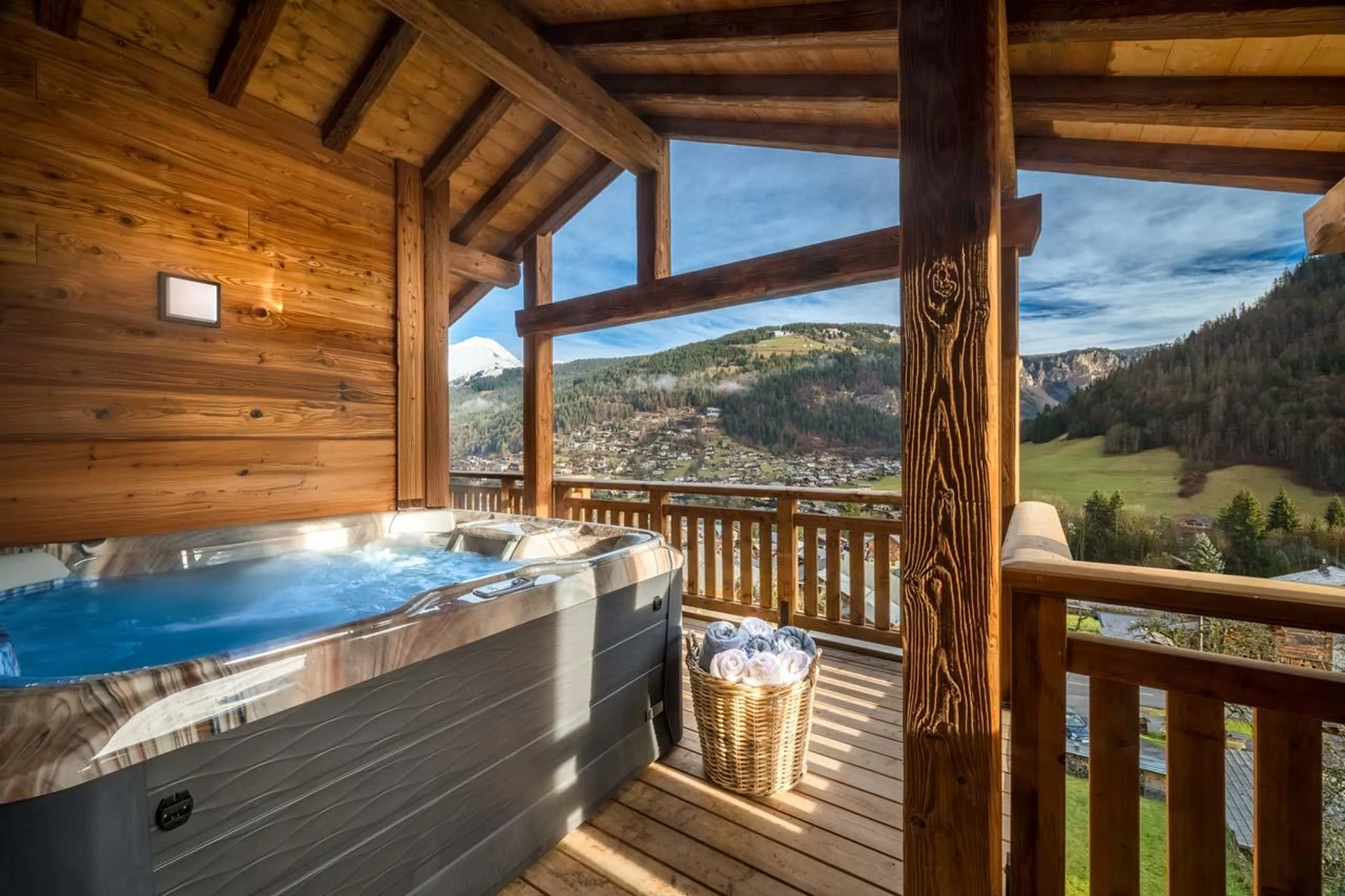 Hot tub on balcony in Penthouse Joy, Morzine