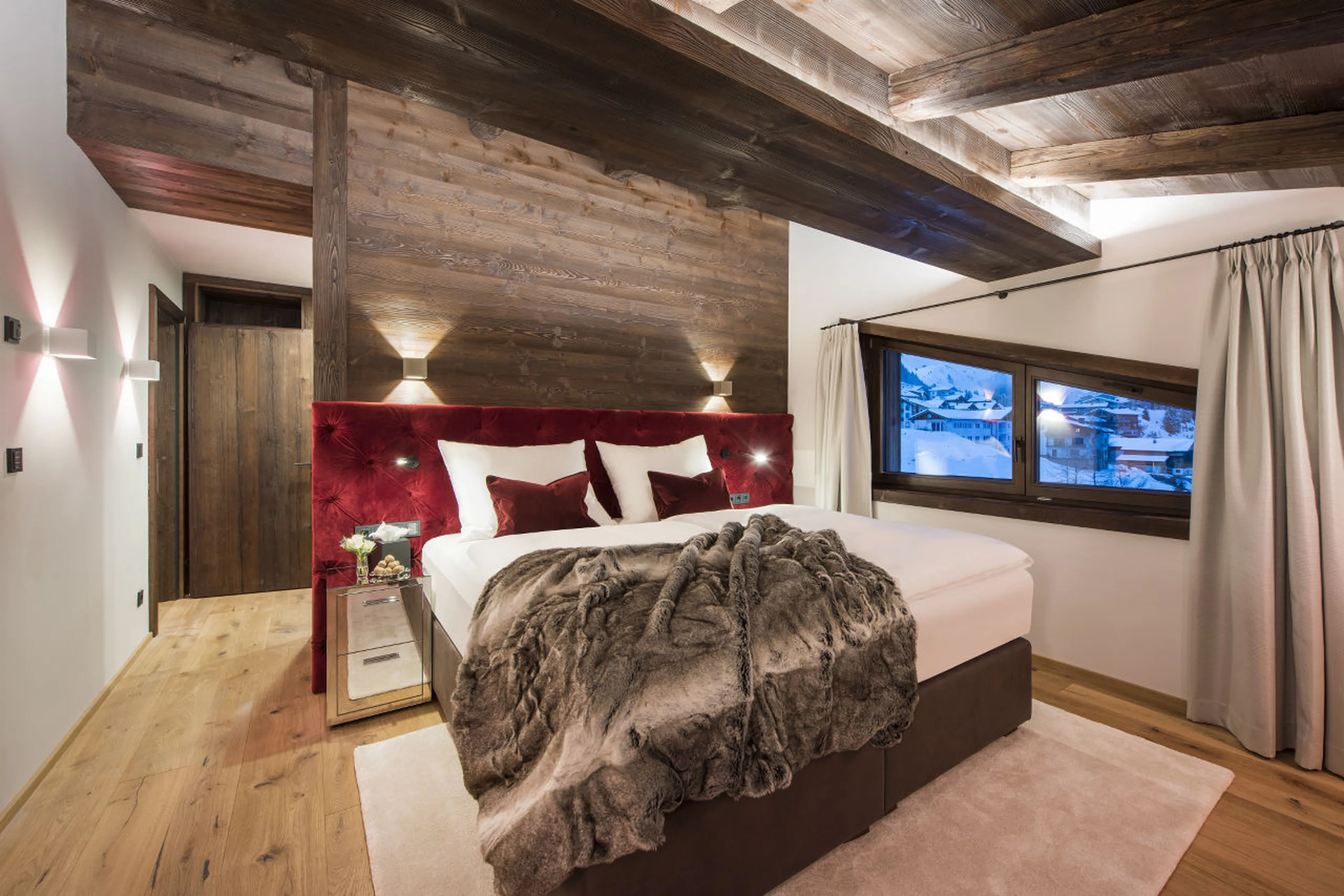 Master double bedroom with en-suite bathroom in Nidus Penthouse in Lech
