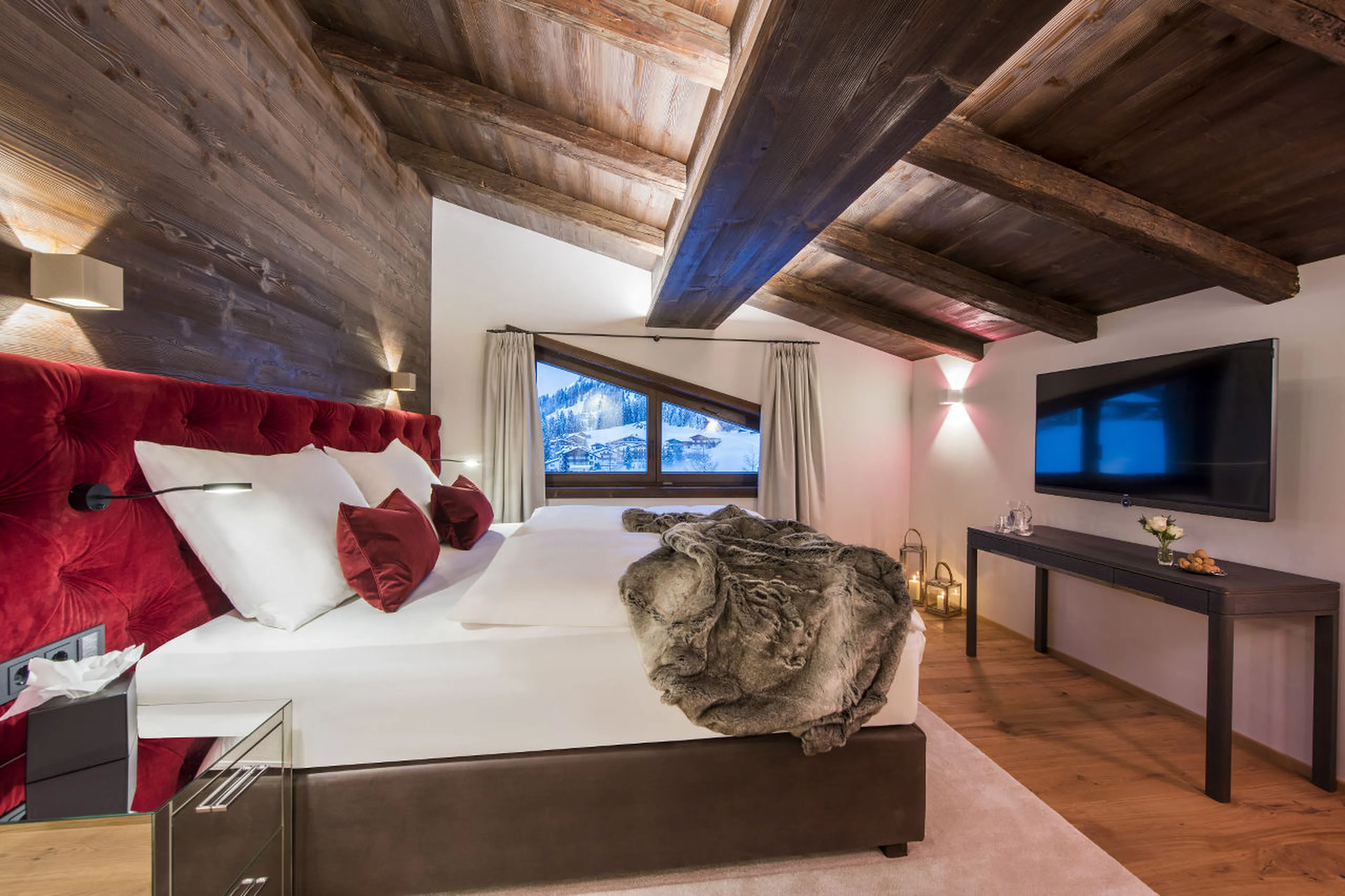 Master bedroom with TV in Nidus Penthouse in Lech