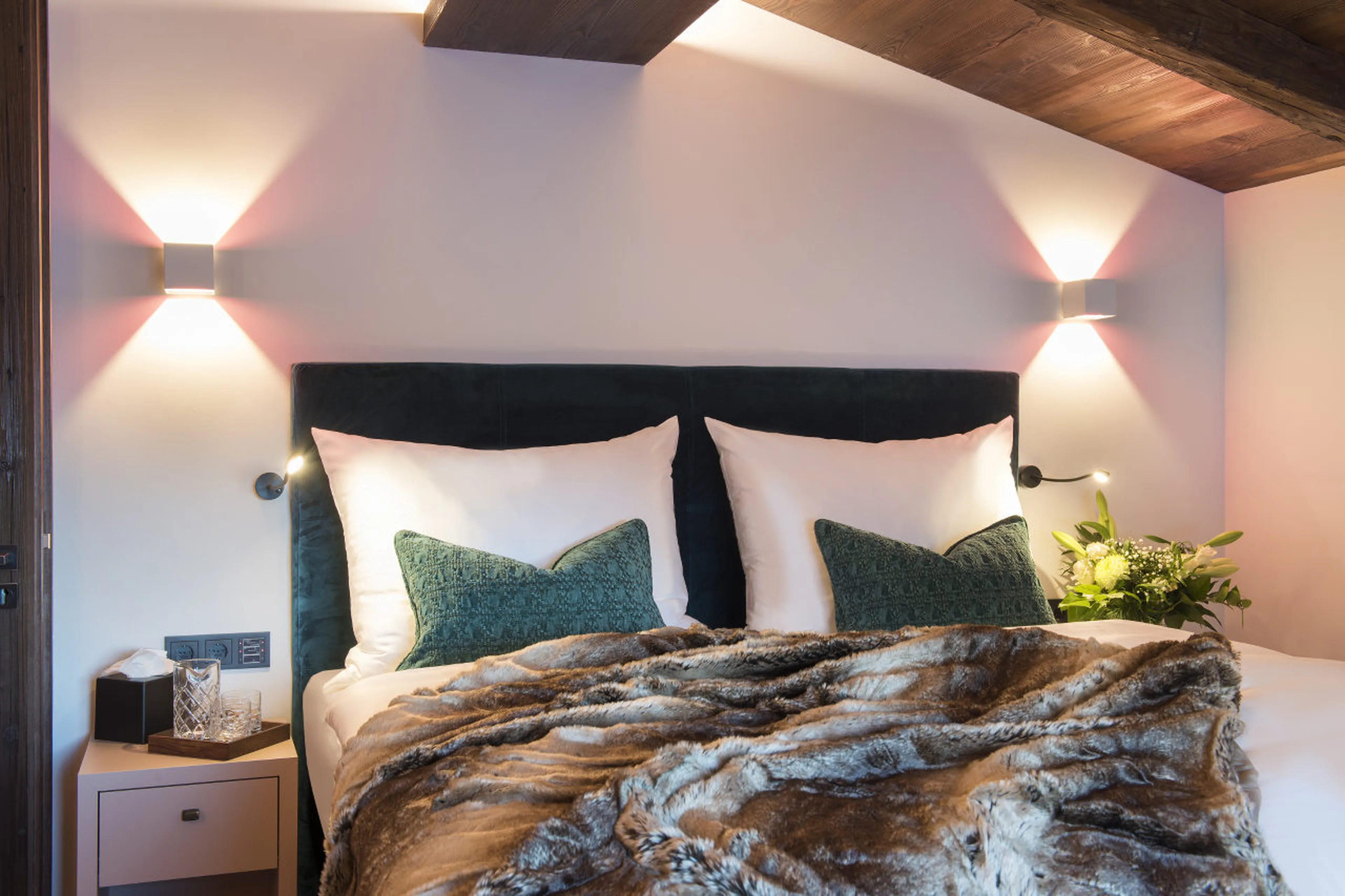 Double bedroom with safe in Nidus Penthouse in Lech