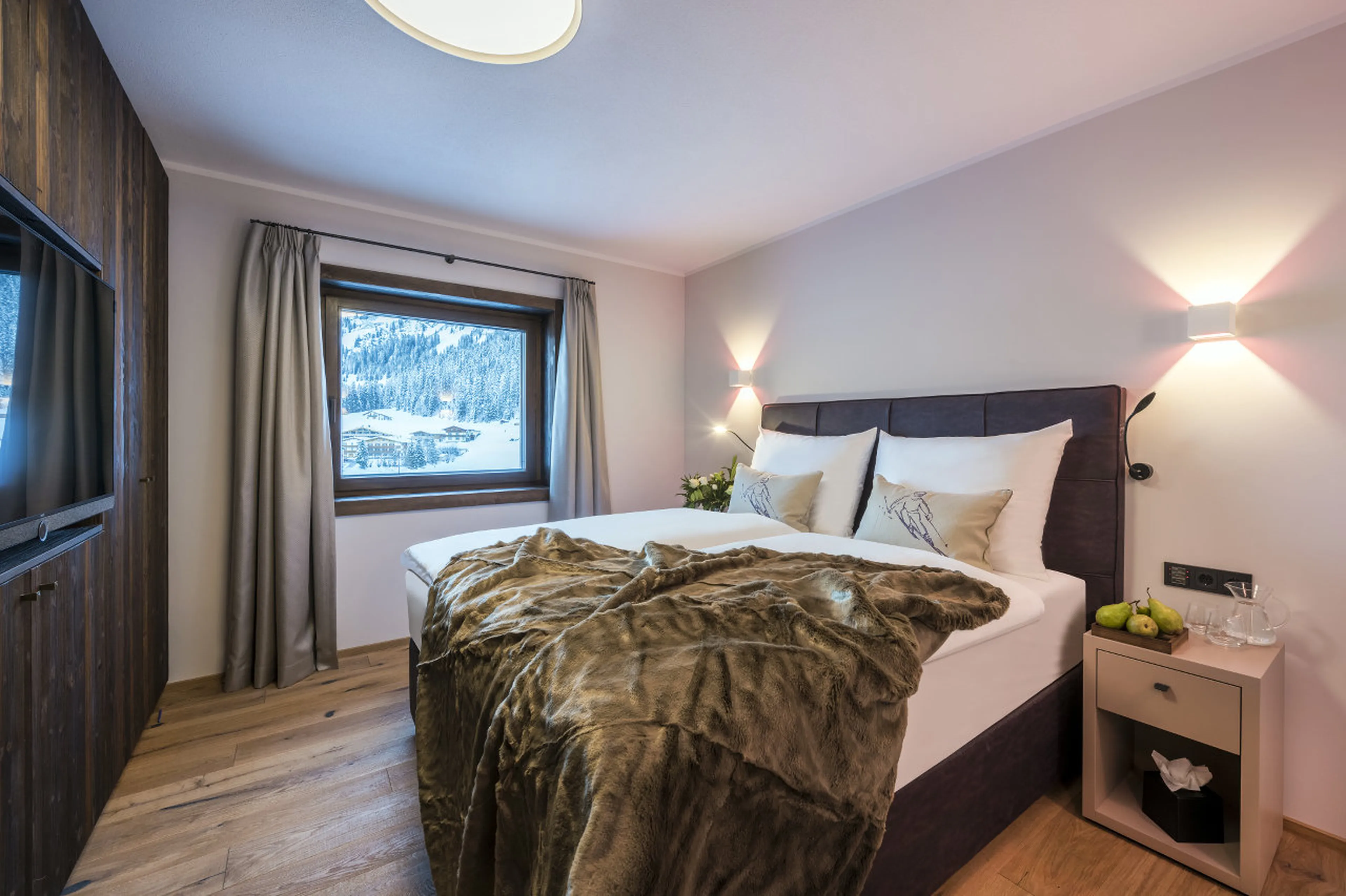 Twin/double bedroom with TV and safe in Nidus Penthouse in Lech