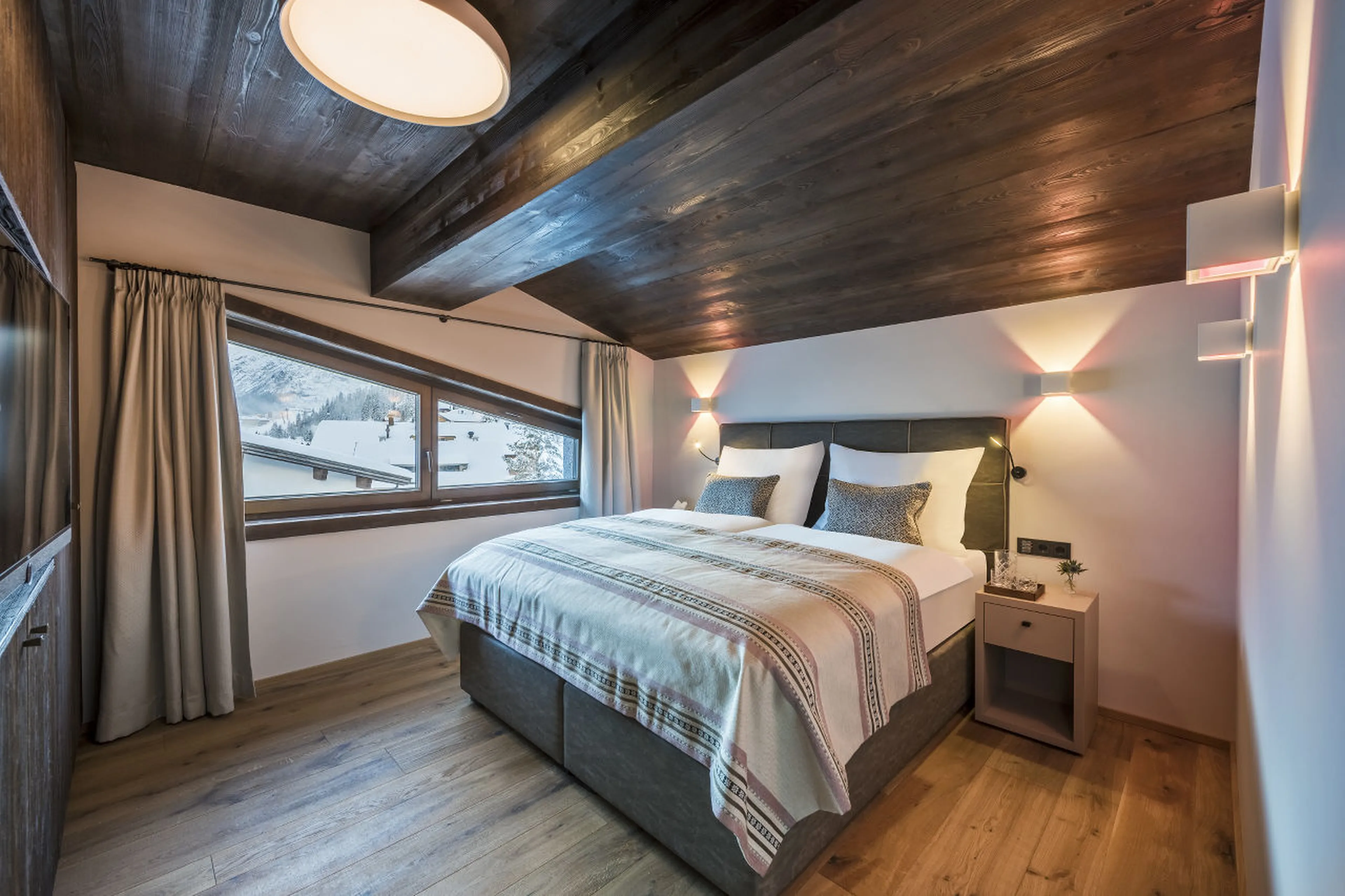 Twin/double bedroom with TV and safe in Nidus Penthouse in Lech