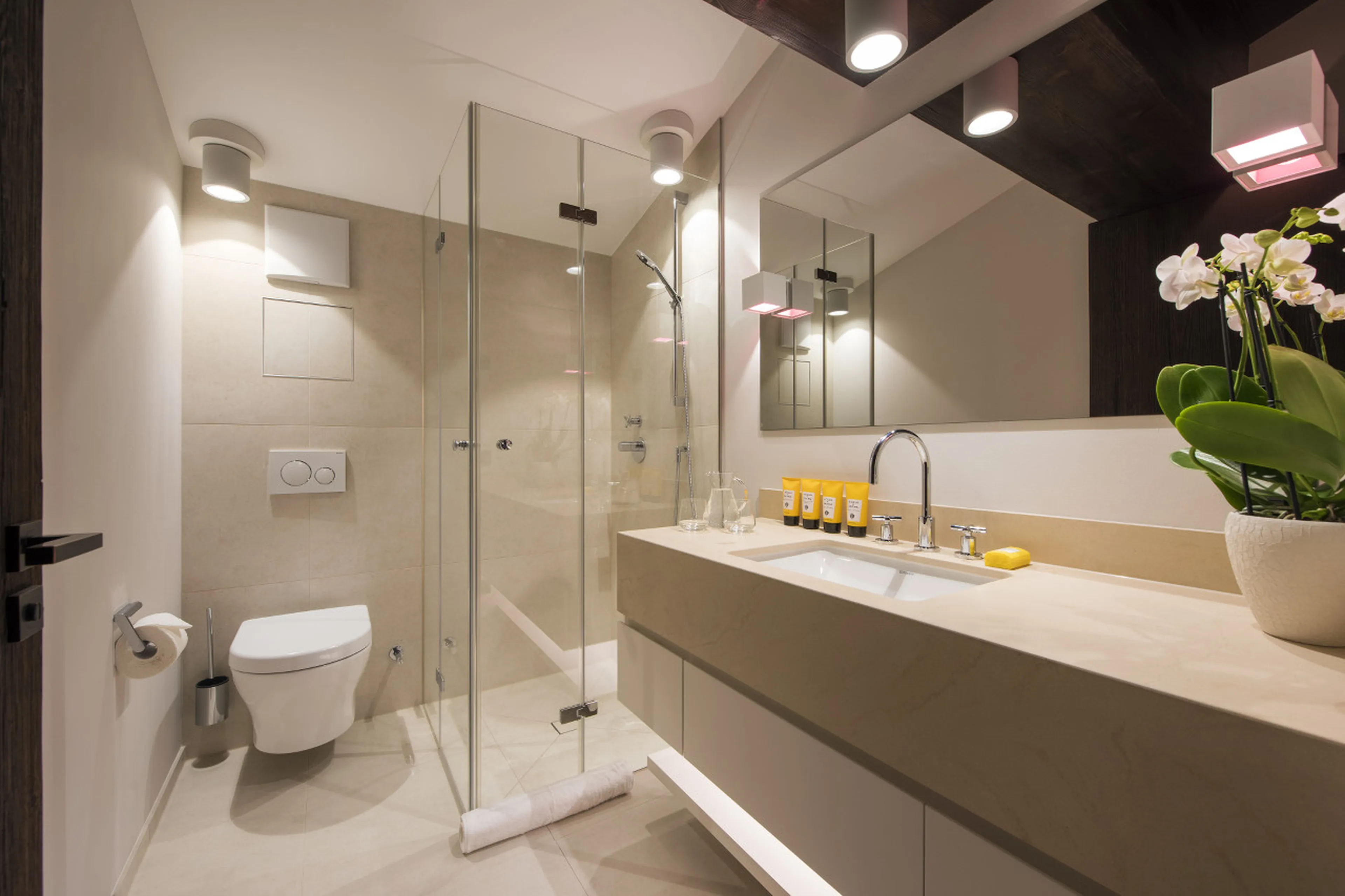 Shared shower room for bedroom 4 and 5 in Nidus Penthouse in Lech