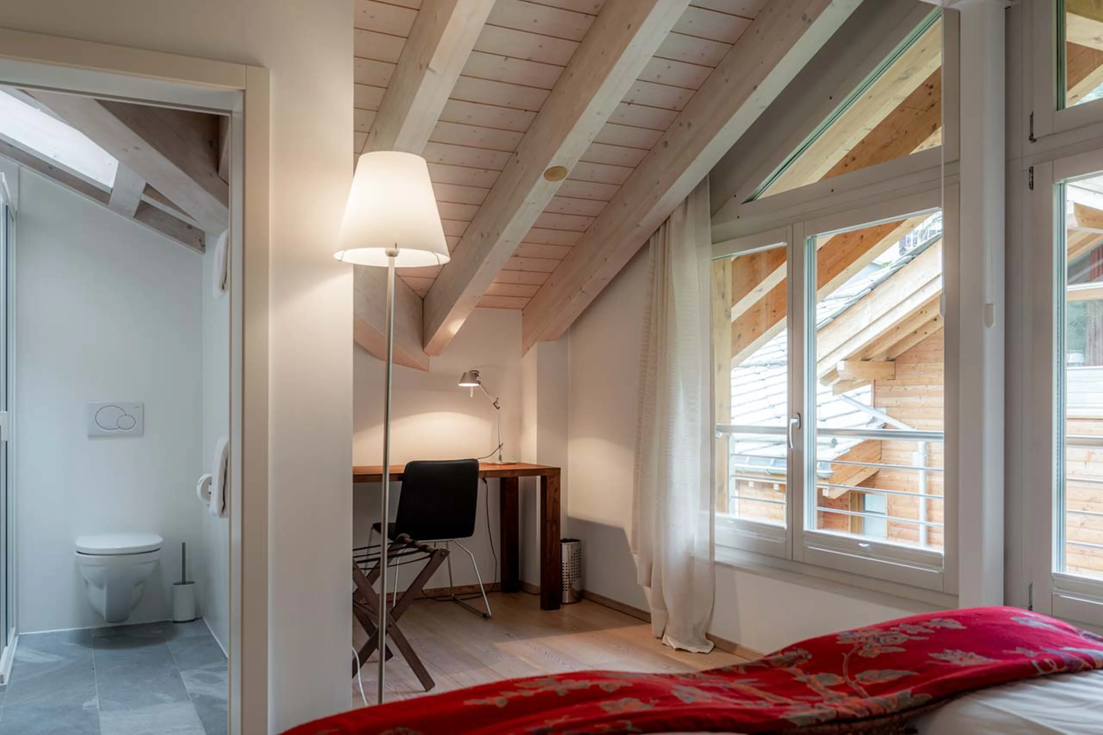 Desk and shower room at Parrot Penthouse in Zermatt