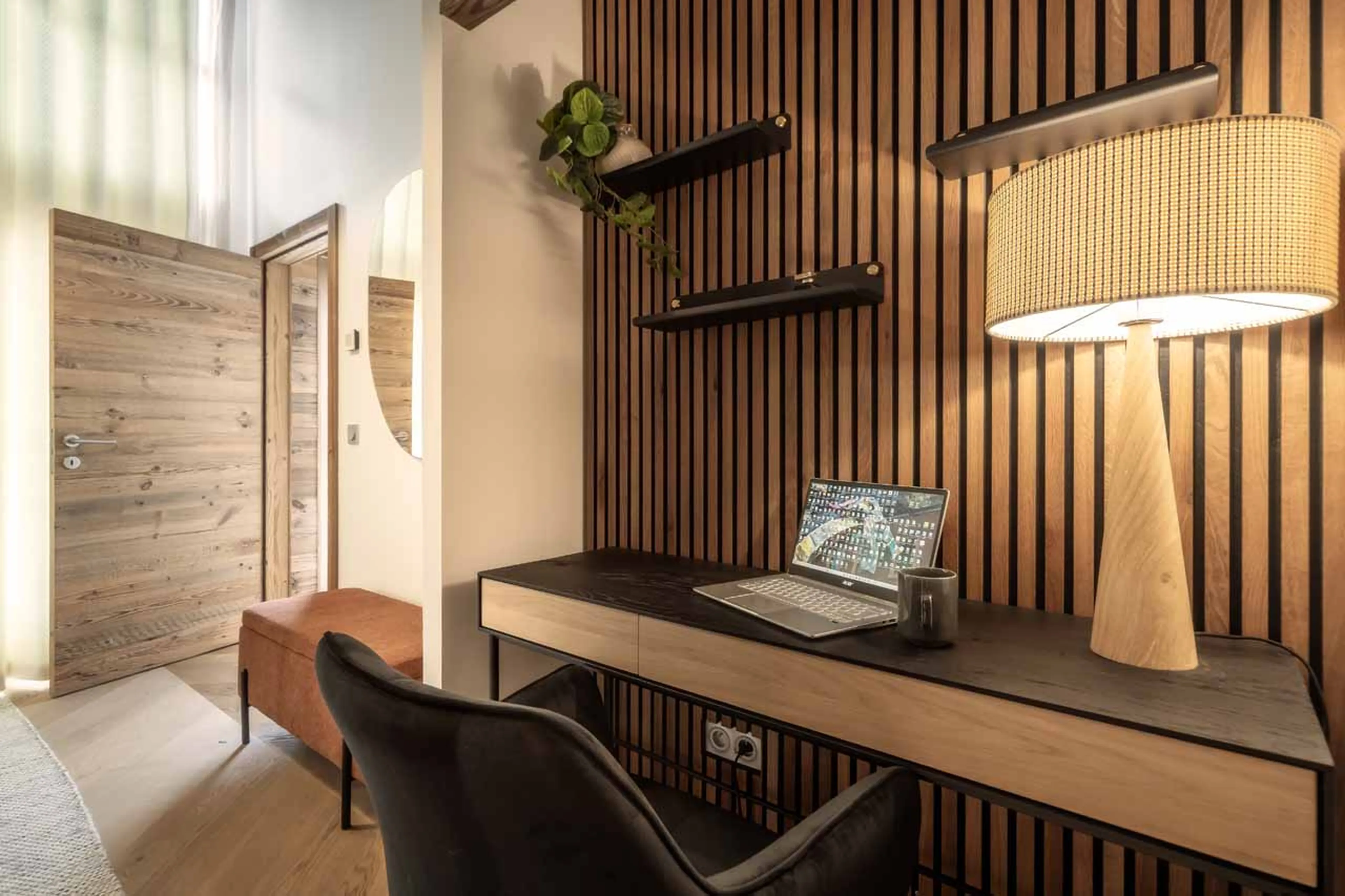 Bedroom 5 desk at Penthouse Snowgum in Morzine