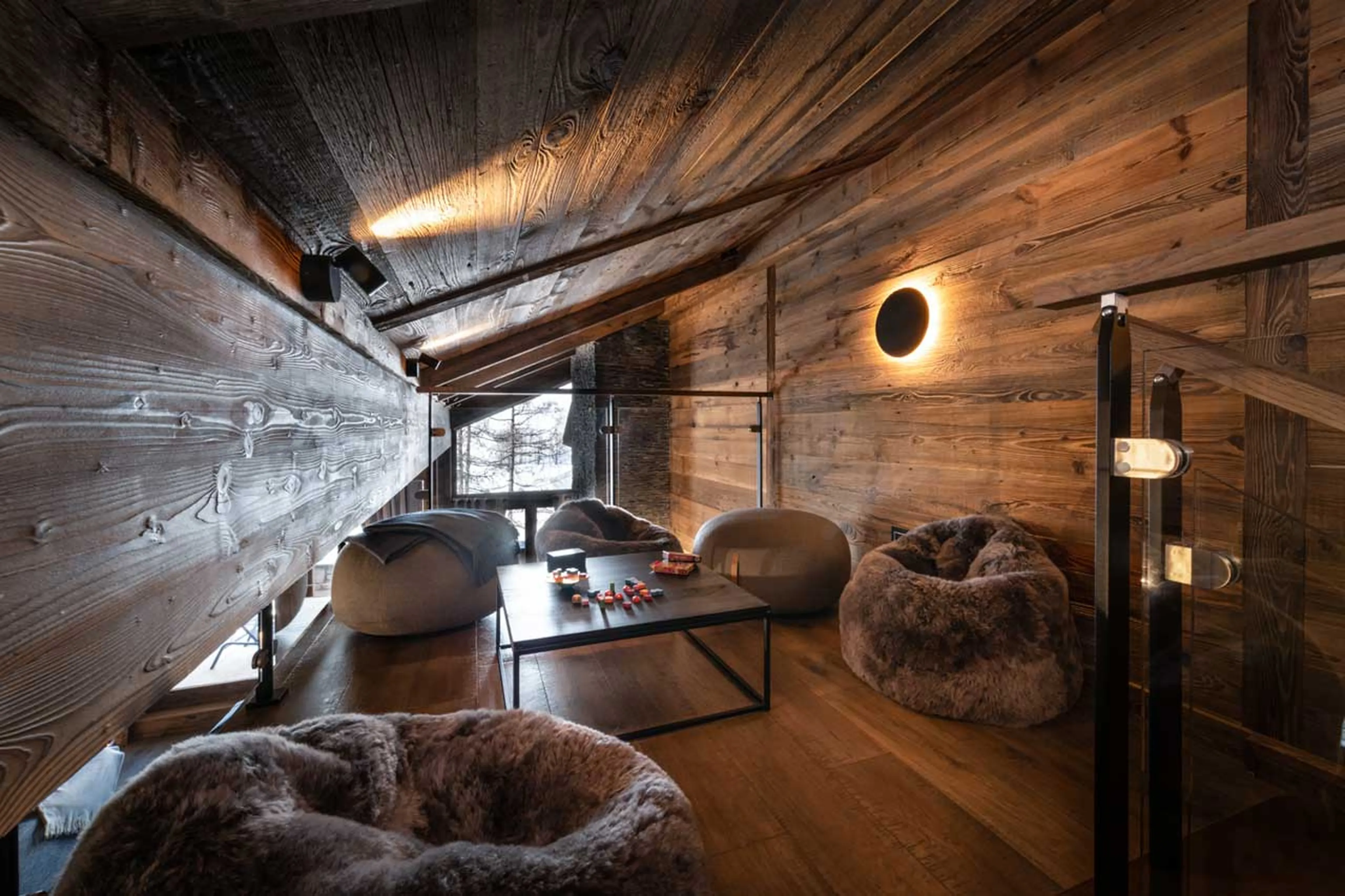 TV Snug in Penthouse Vail Lodge A32 in Val d'Isere