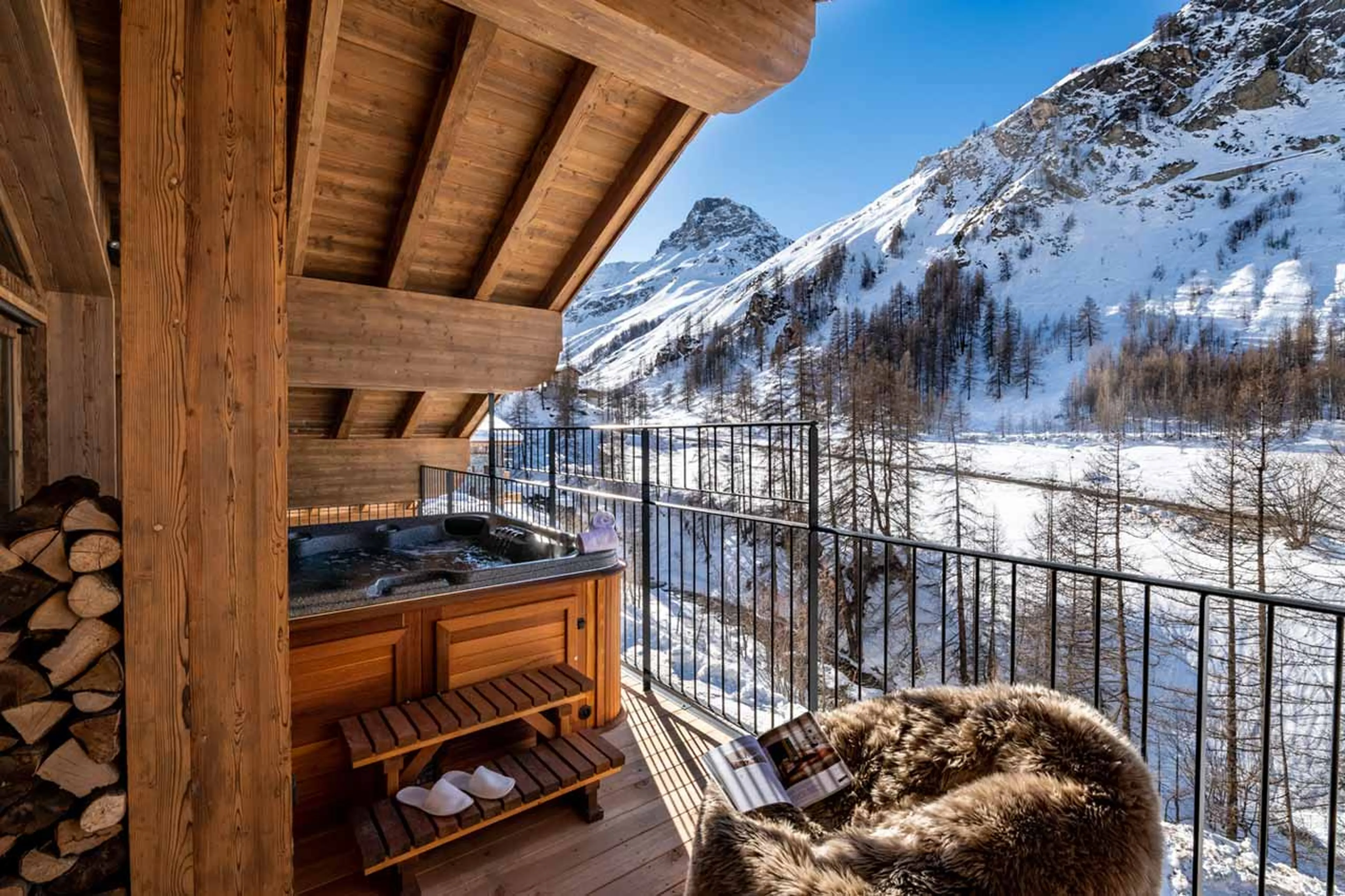 Balcony with hot tub of Penthouse Vail Lodge B41 in Val d'Isere