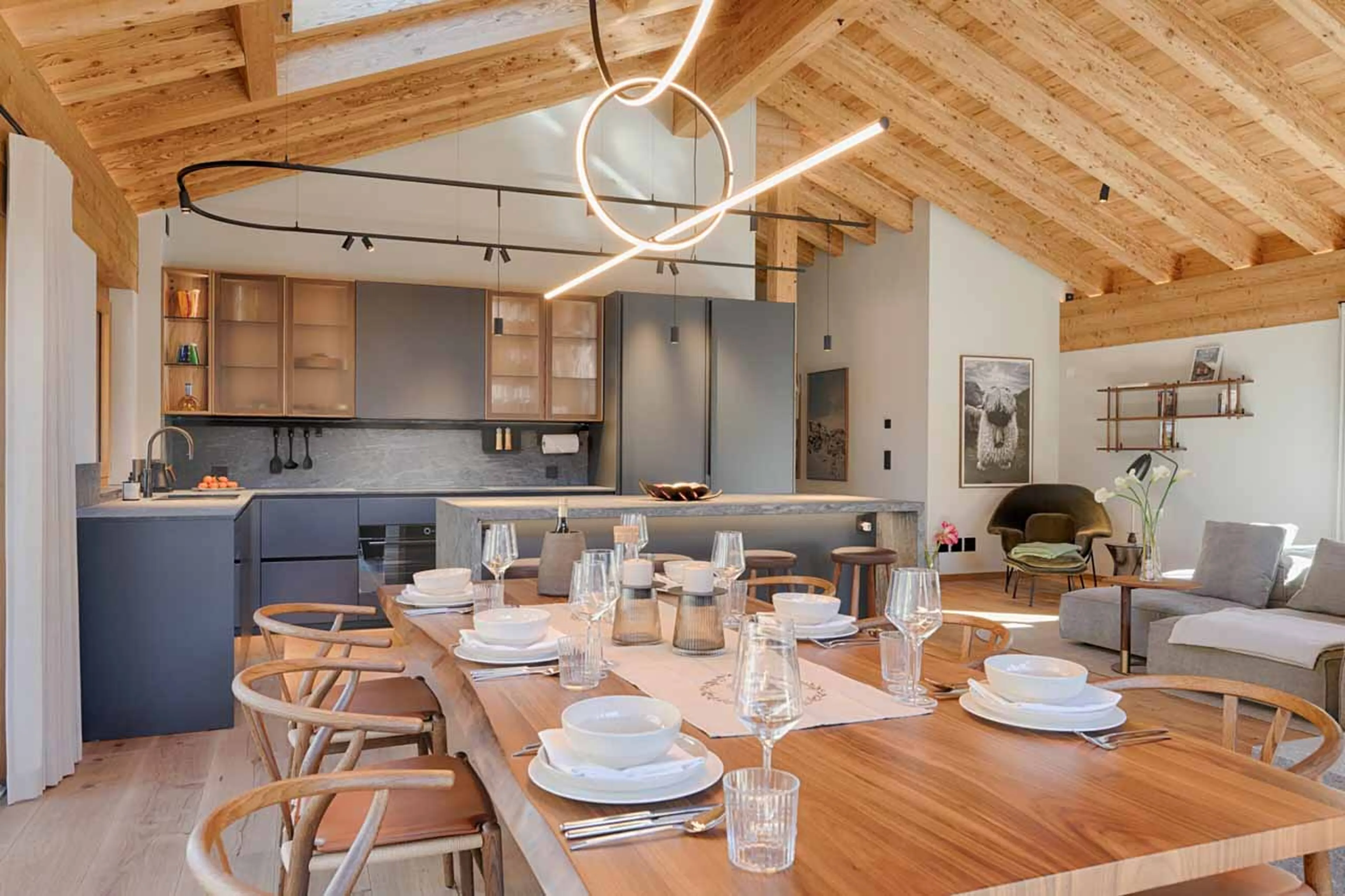 Dining area and kitchen at Penthouse Weissmatten in Zermatt