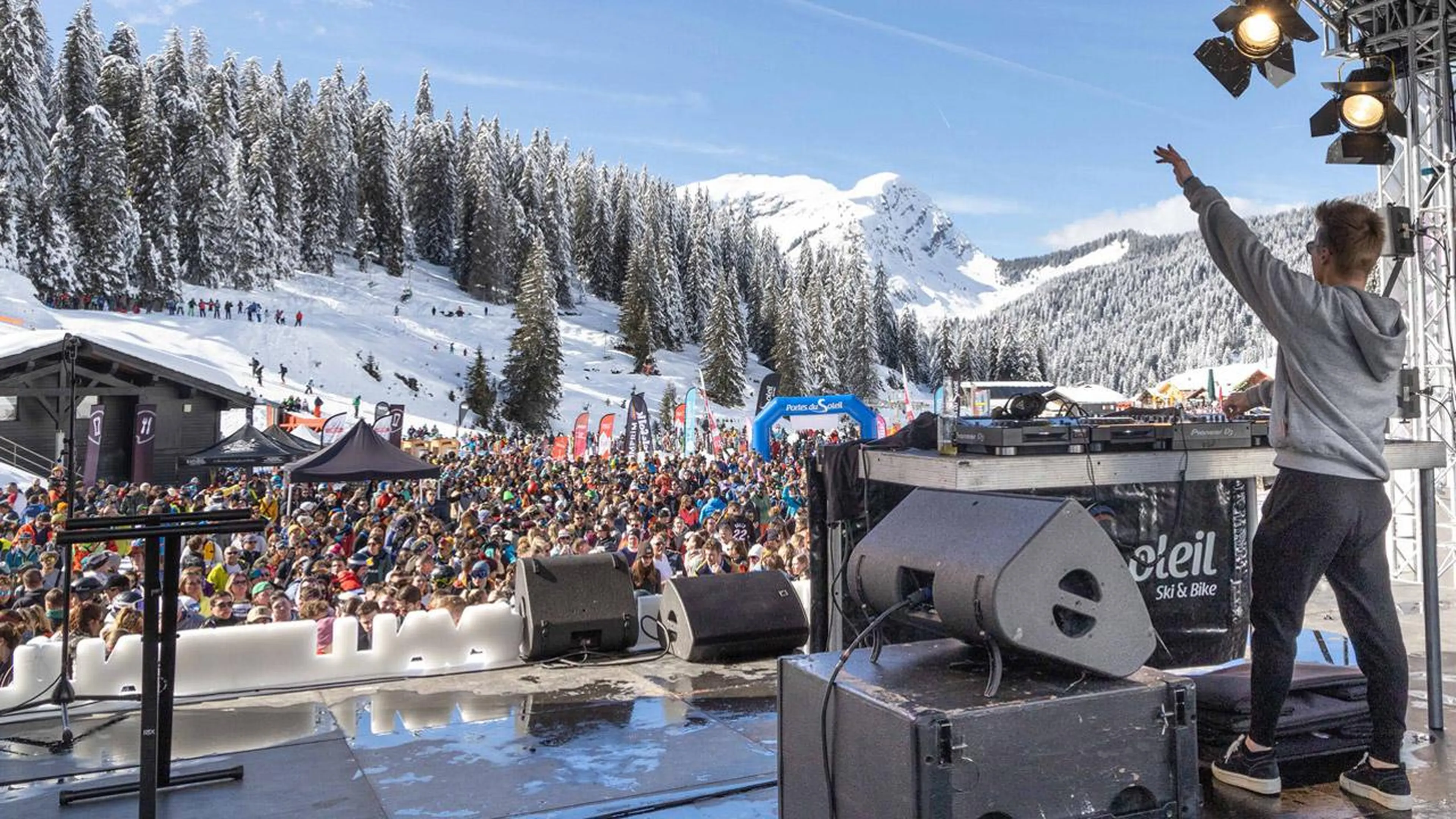 Snowshoeing in the Valley de Manche in Morzine