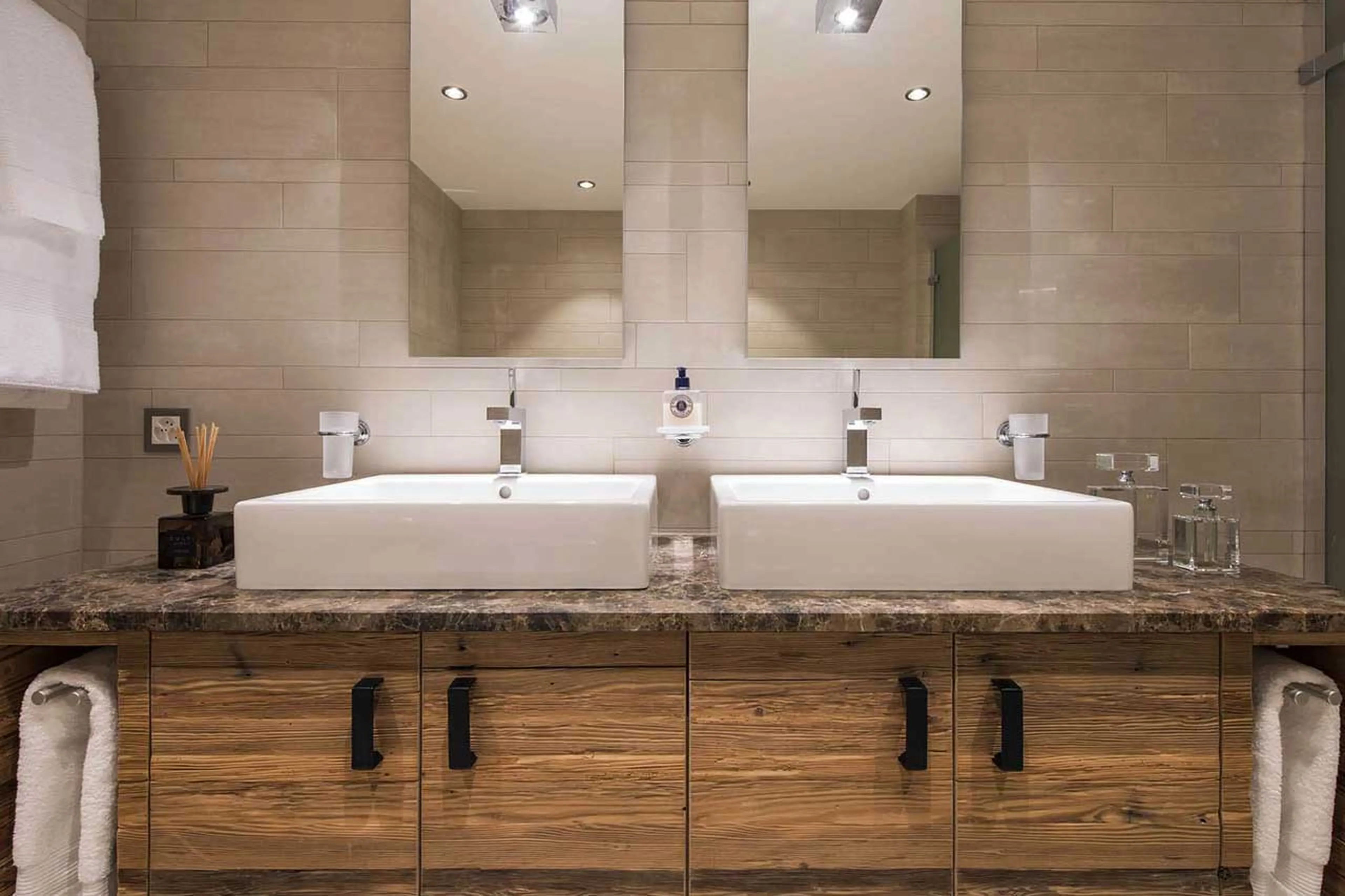 Twin sinks in en-suite at Rosalp 3 in Verbier