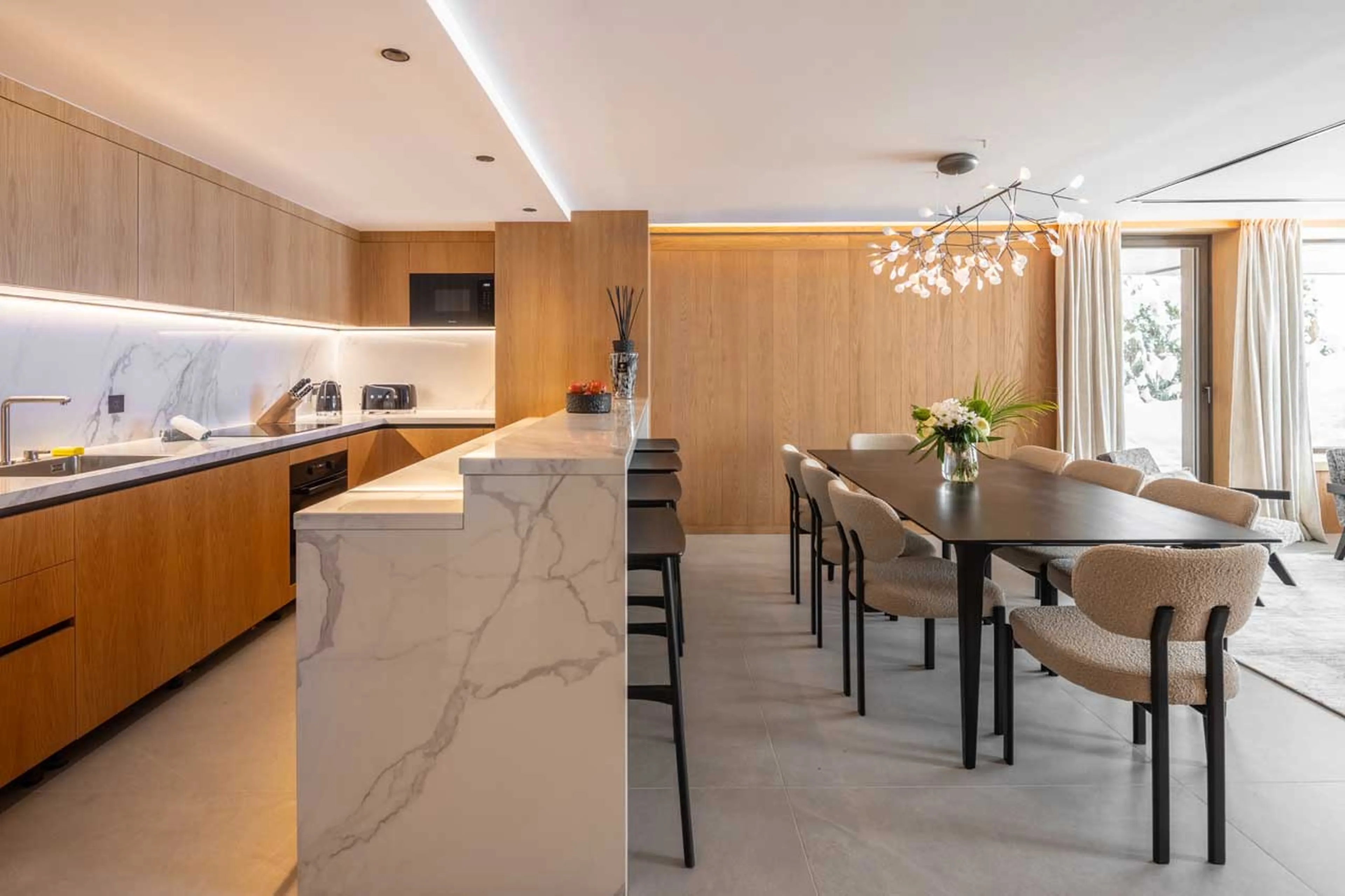 Kitchen with island and high seating in Sasha Apartment 3, Courchevel 1850