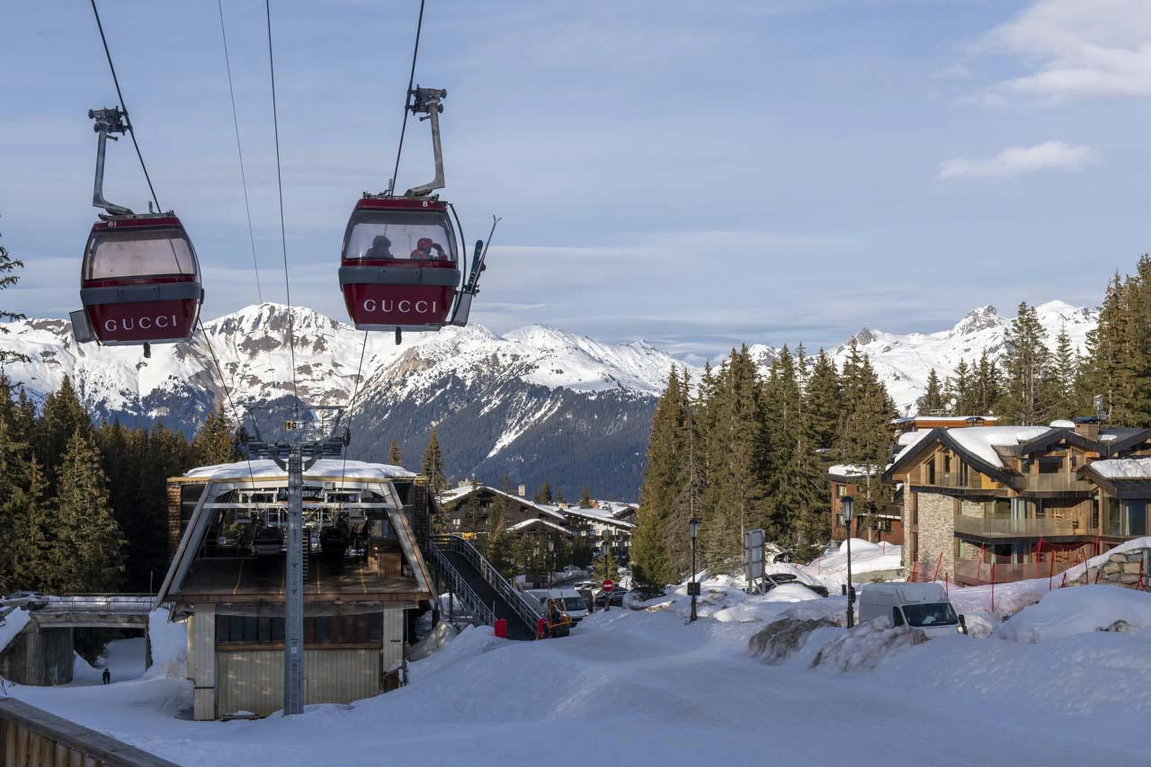 Just a one-minute walk from Le Jardin Alpin gondola at Sasha Apartment 4 in Courchevel 1850
