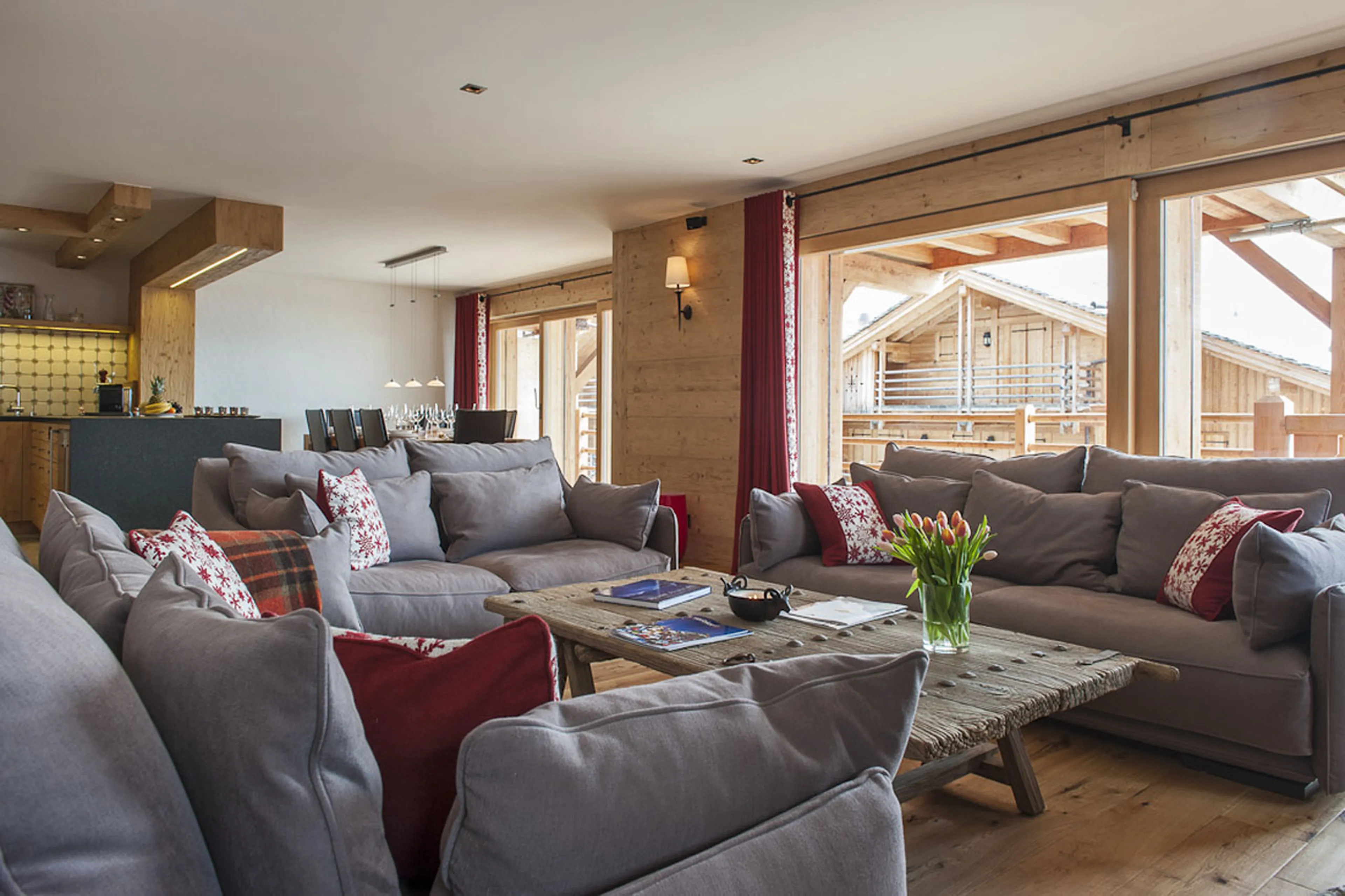 Open plan living and dining area at Apartment Sayeu 116 in Verbier