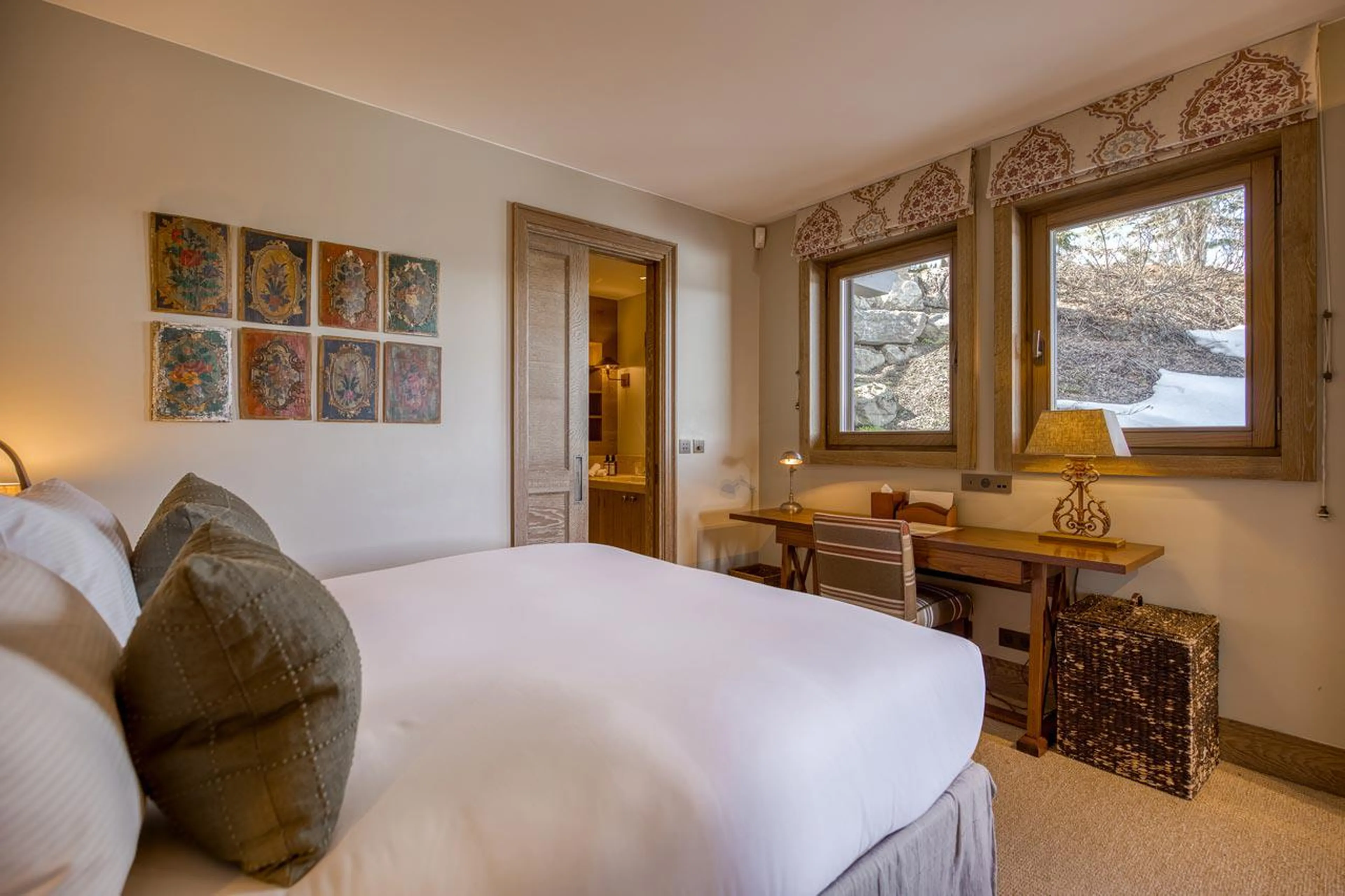 Smartly decorated king size/twin bed bedroom in Shemshak Lodge in Courchevel 1850