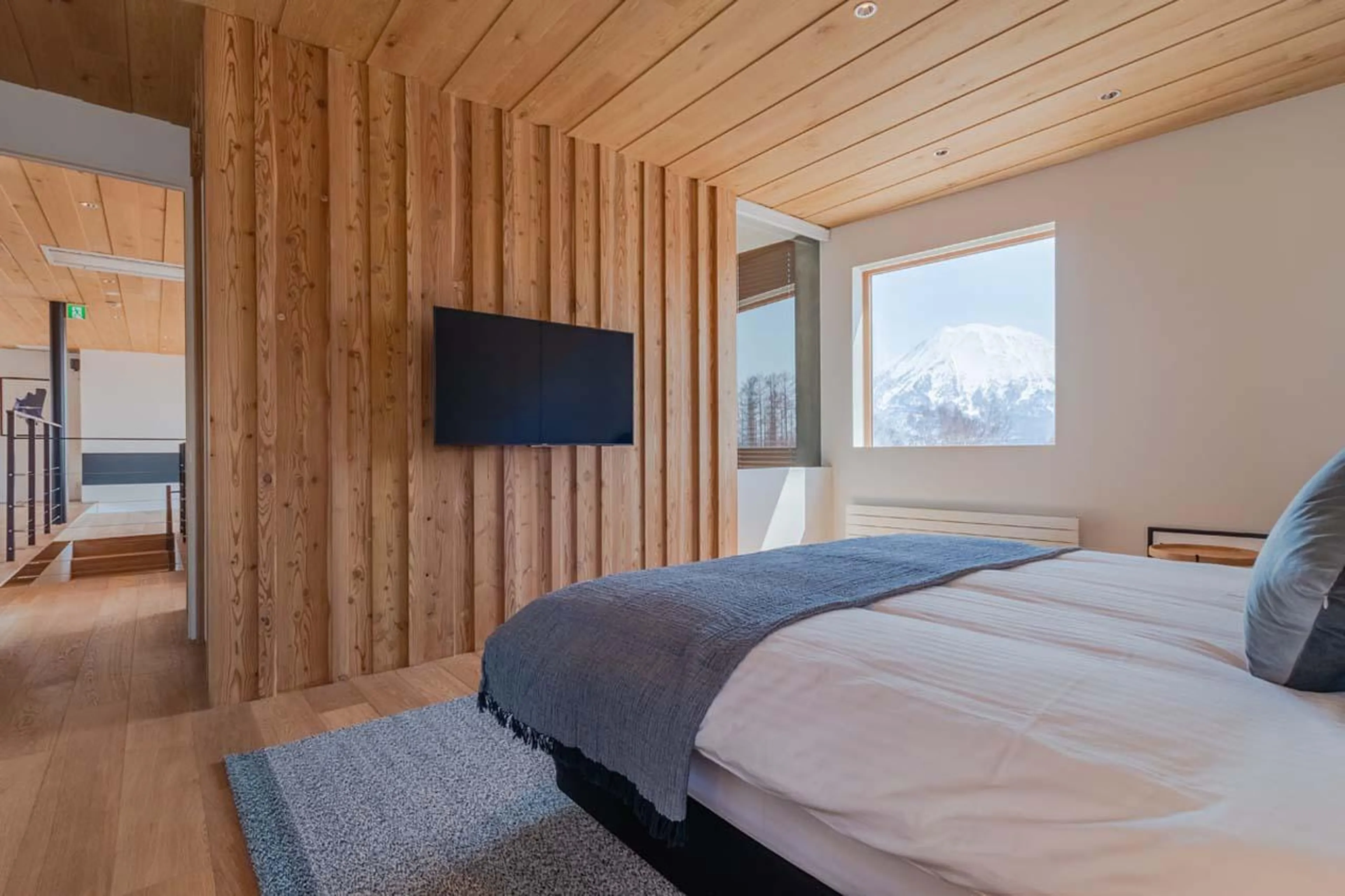 Double/twin bedroom with TV and mountain views at Silver Dream in Niseko