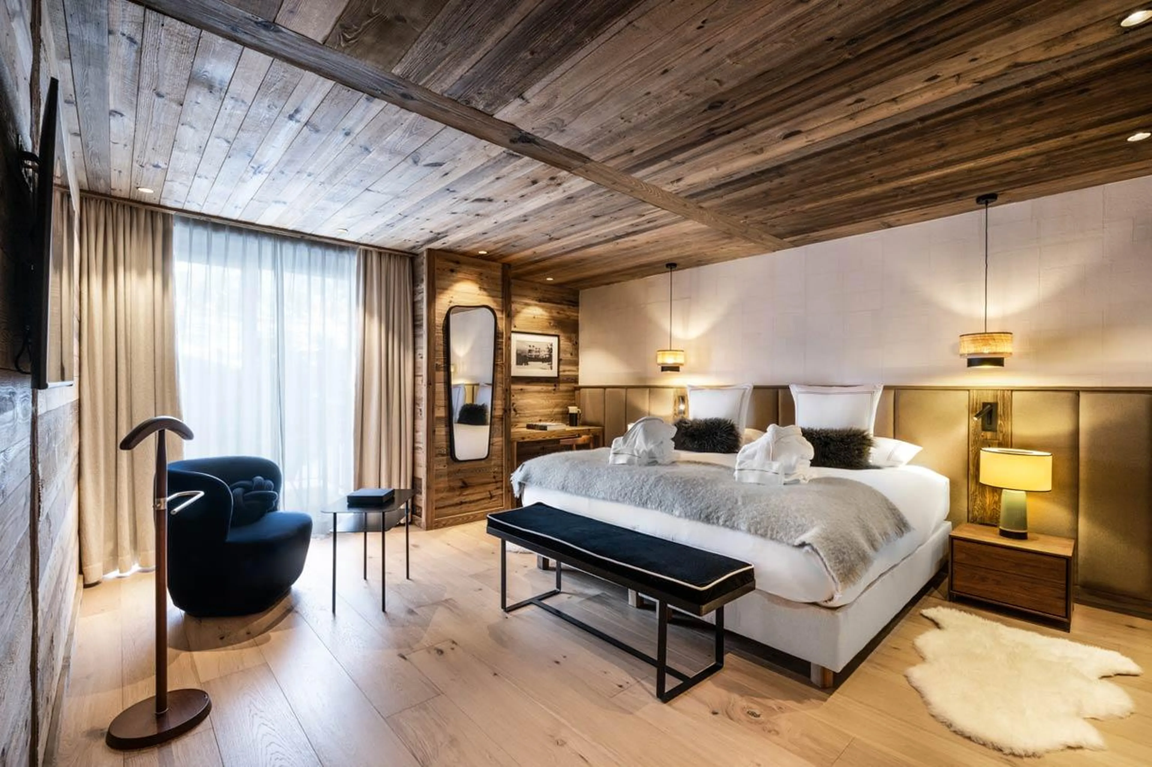 Bedroom with king-size bed at Silverstone Altitude 7 in Val d'Isere