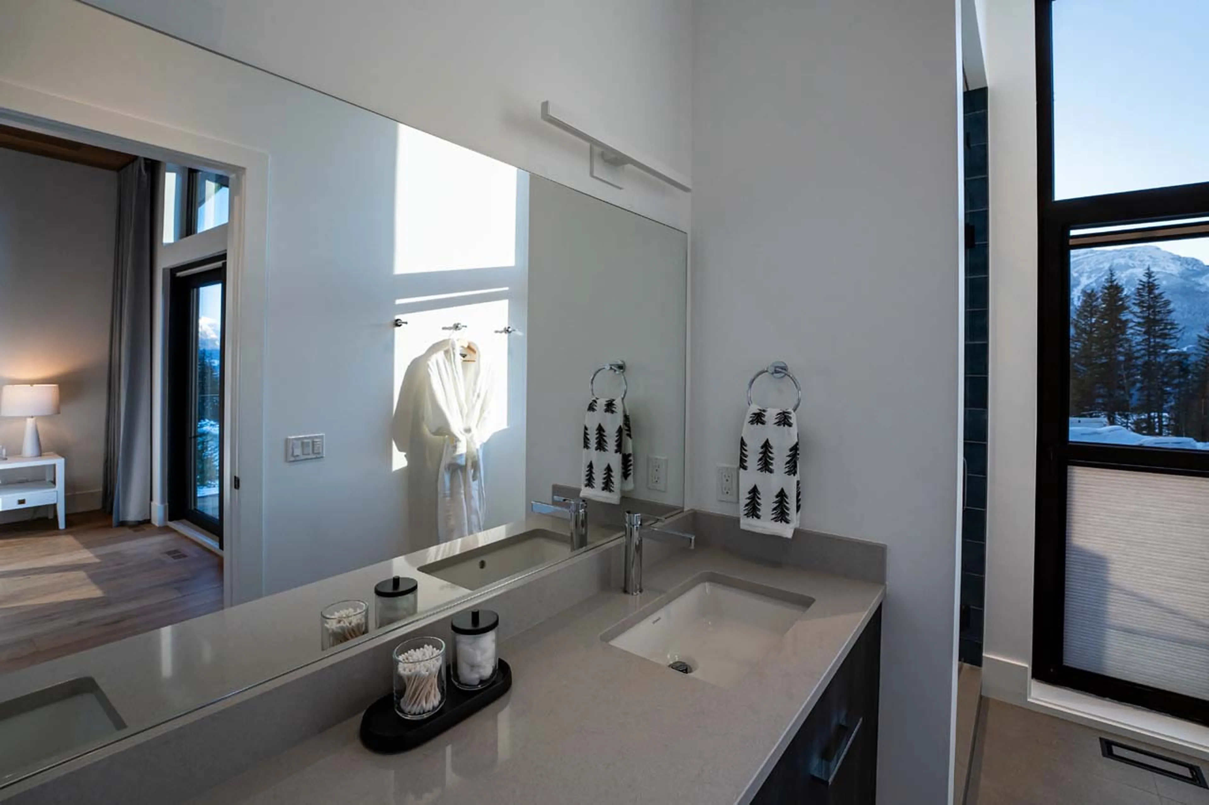 Double basin in en-suite in Sitka Spruce Mountain, Revelstoke
