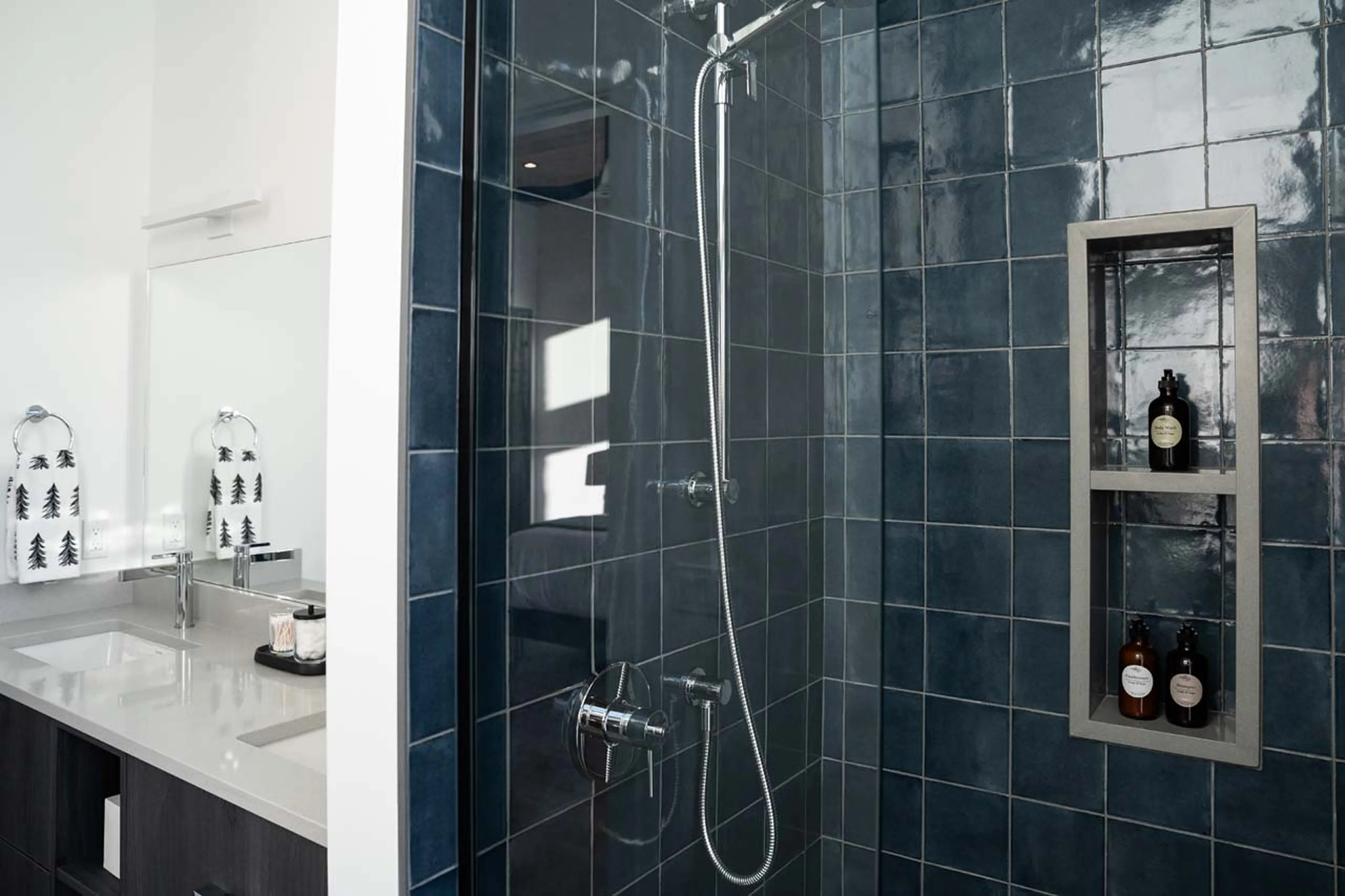 Shower in en-suite in Sitka Spruce Mountain, Revelstoke
