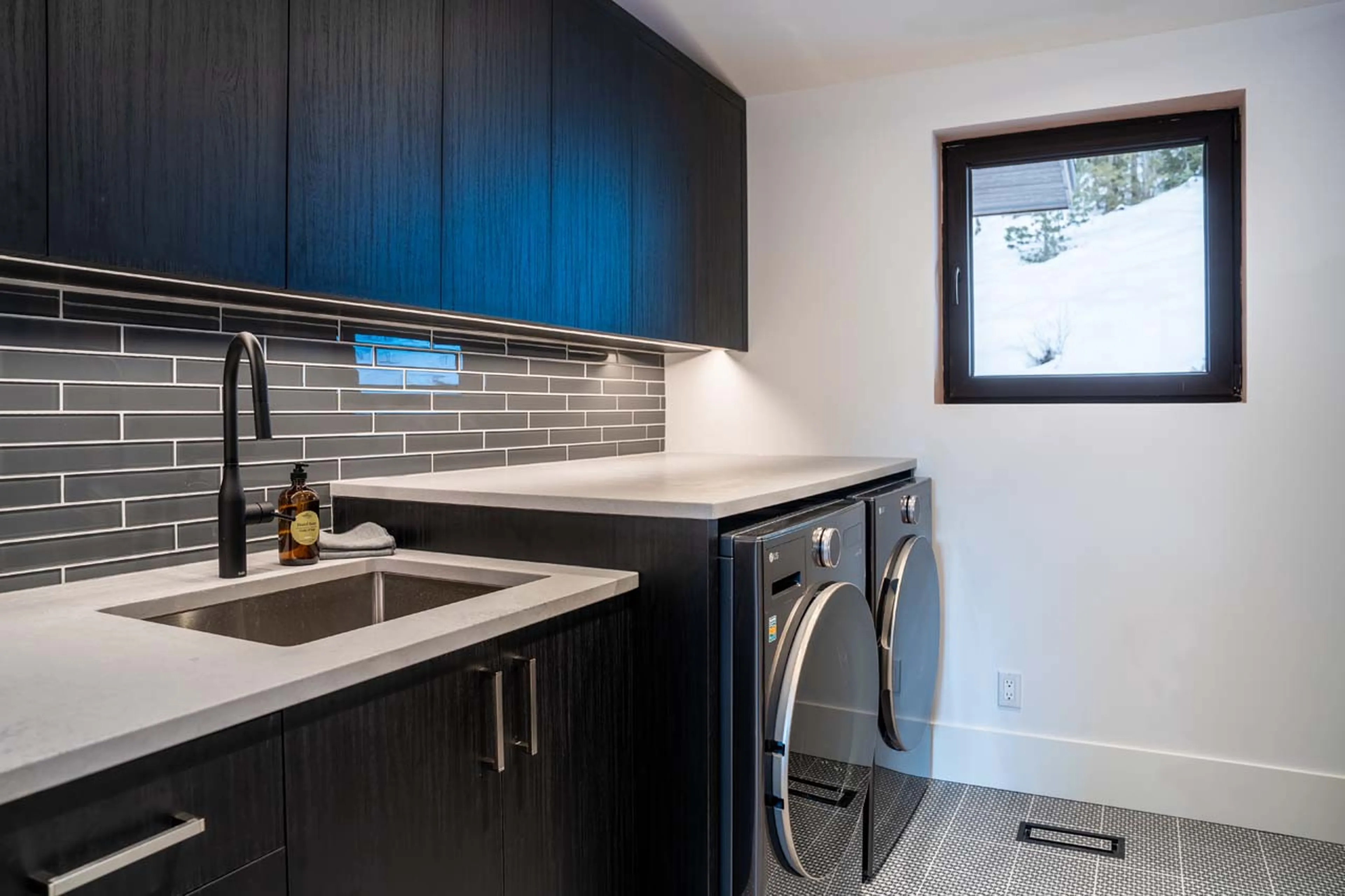 Washing machine and dryer in Sitka Spruce Mountain, Revelstoke