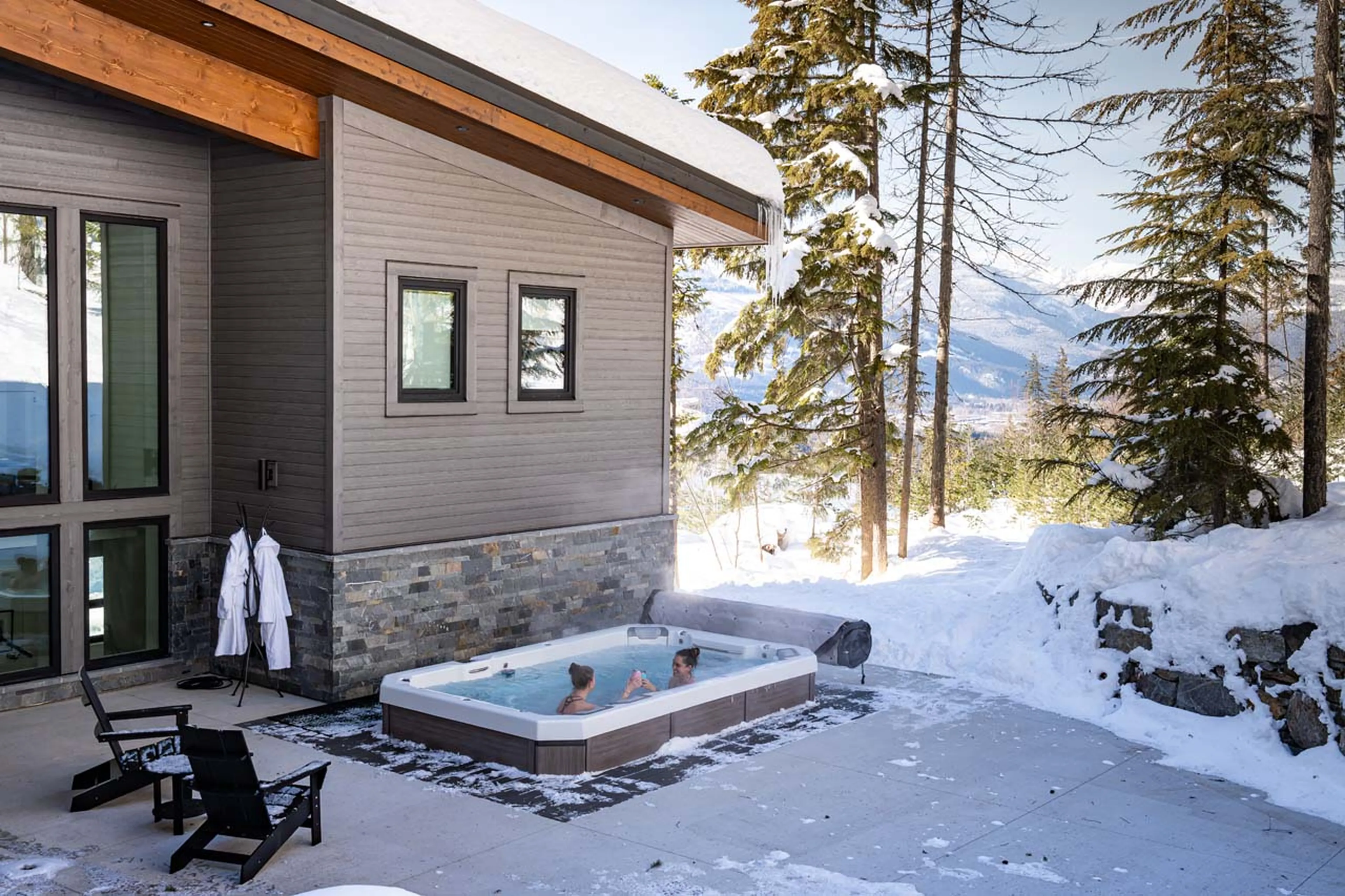 Outdoor hot tub in Sitka Spruce Mountain, Revelstoke