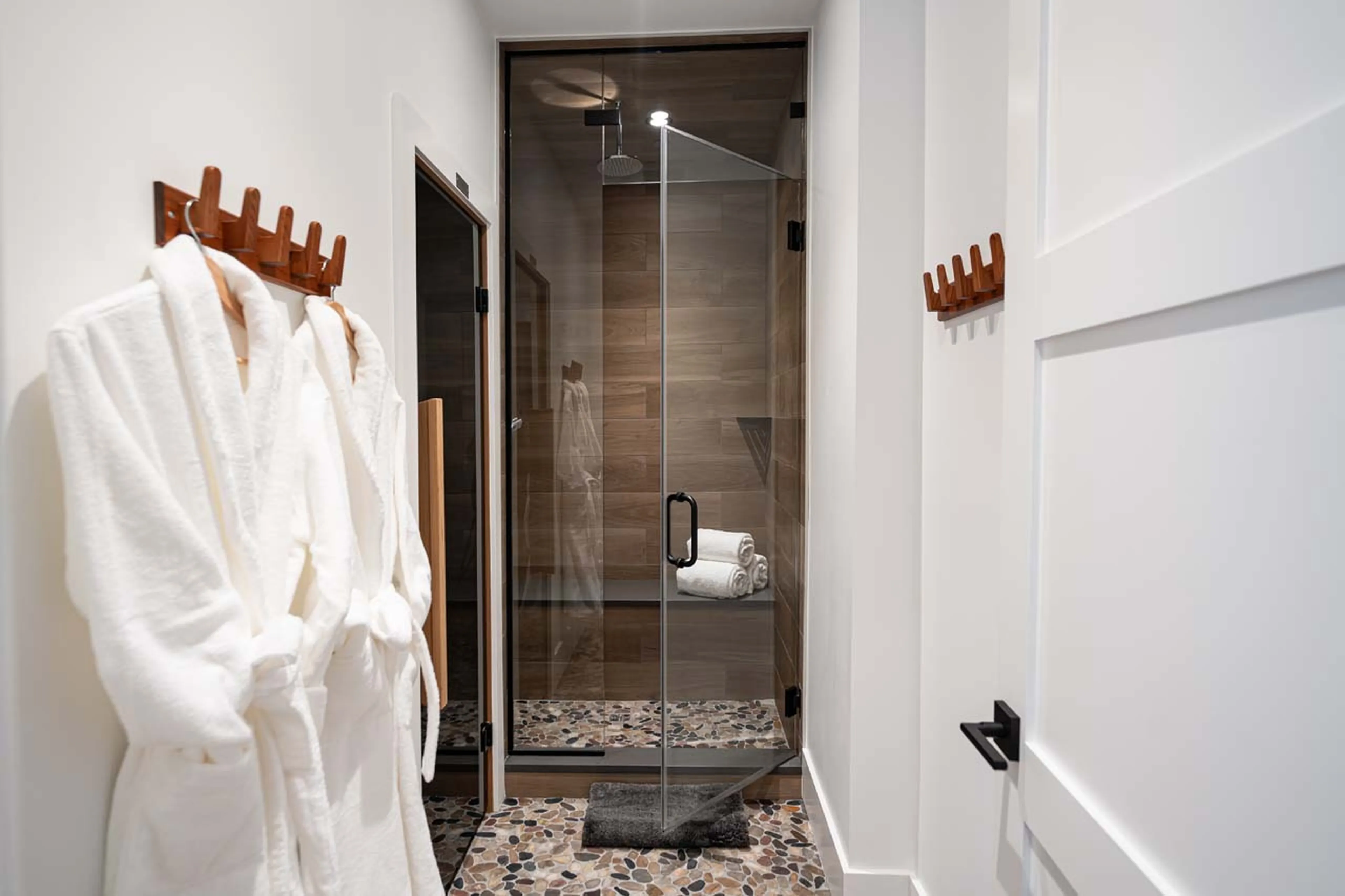 Shower in spa in Sitka Spruce Mountain, Revelstoke