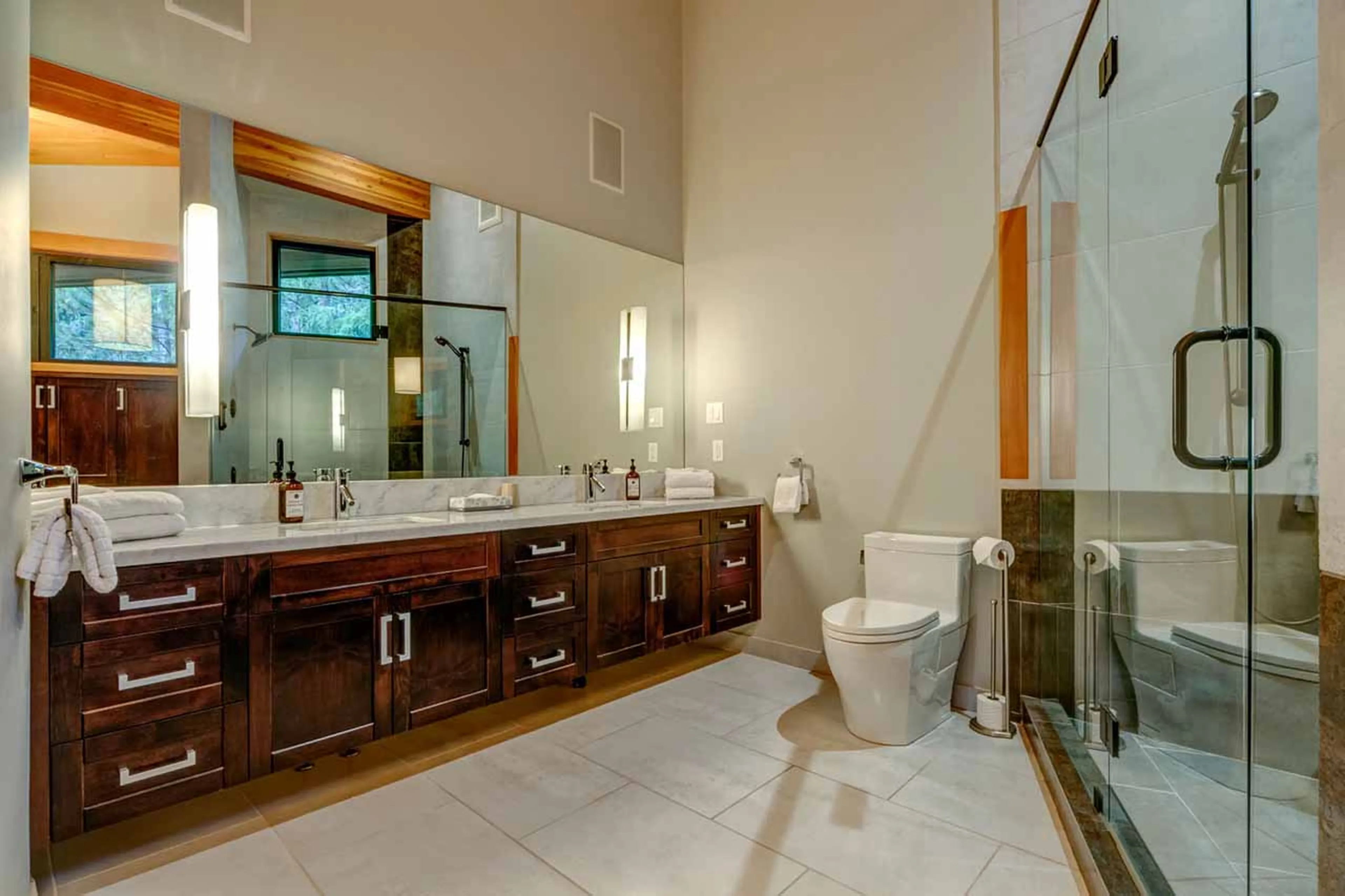 Bedroom 1 en-suite at Snowridge Views in Whistler
