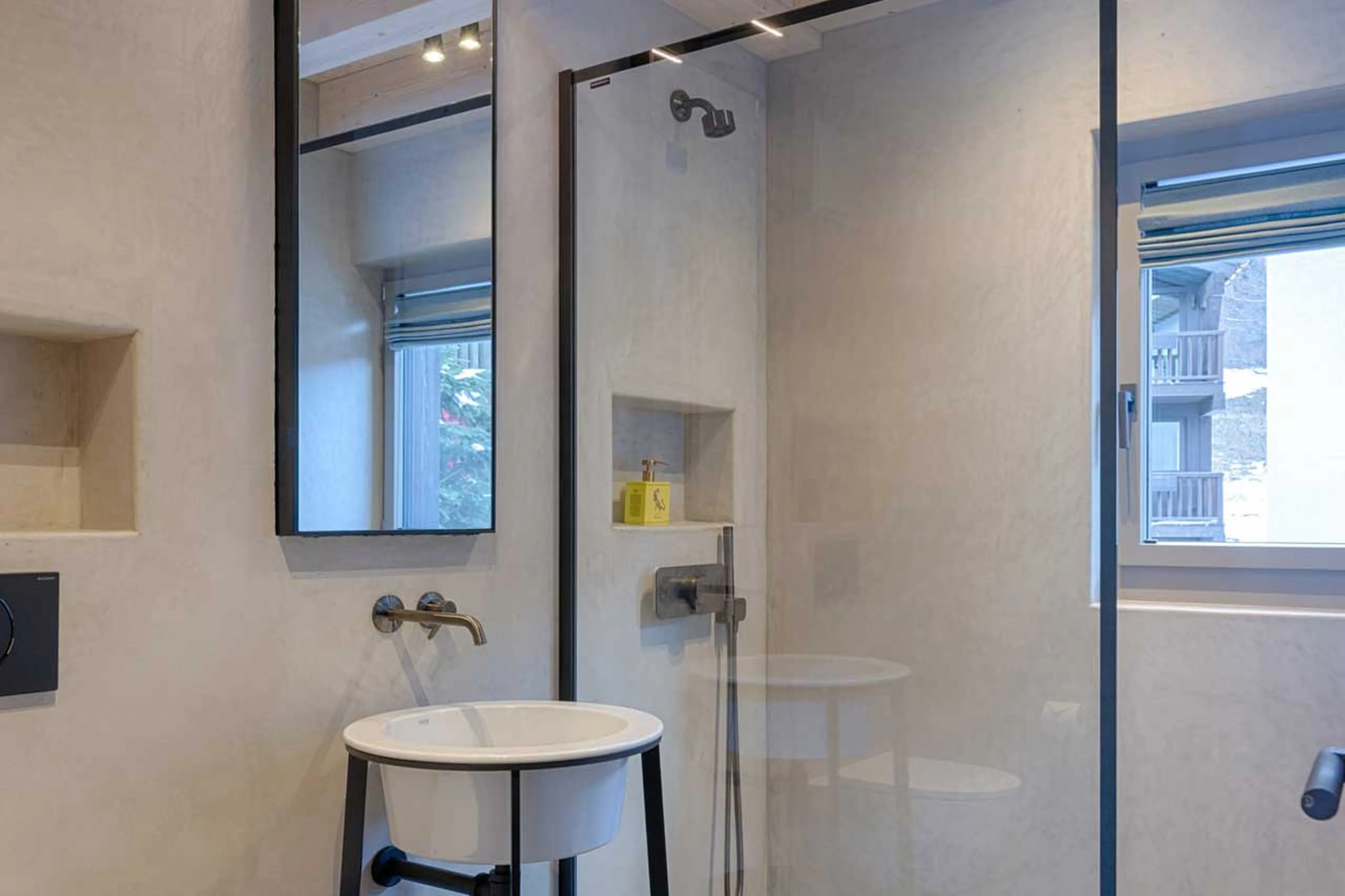 Bedroom 2 en-suite at Tete Blanche Lodge in Zermatt