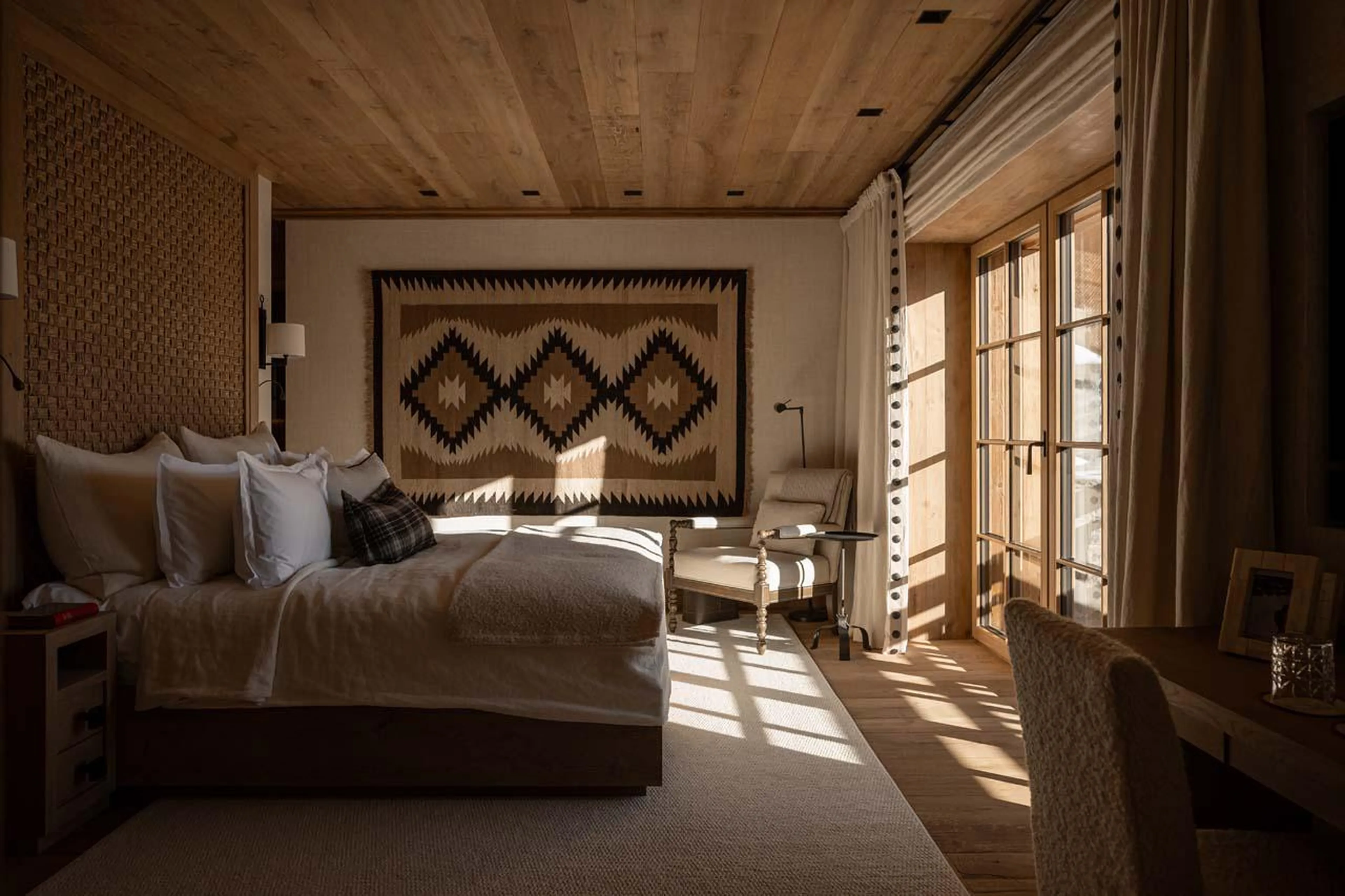 Double bedroom with private balcony and en-suite bath and shower room at The Barn in Lech