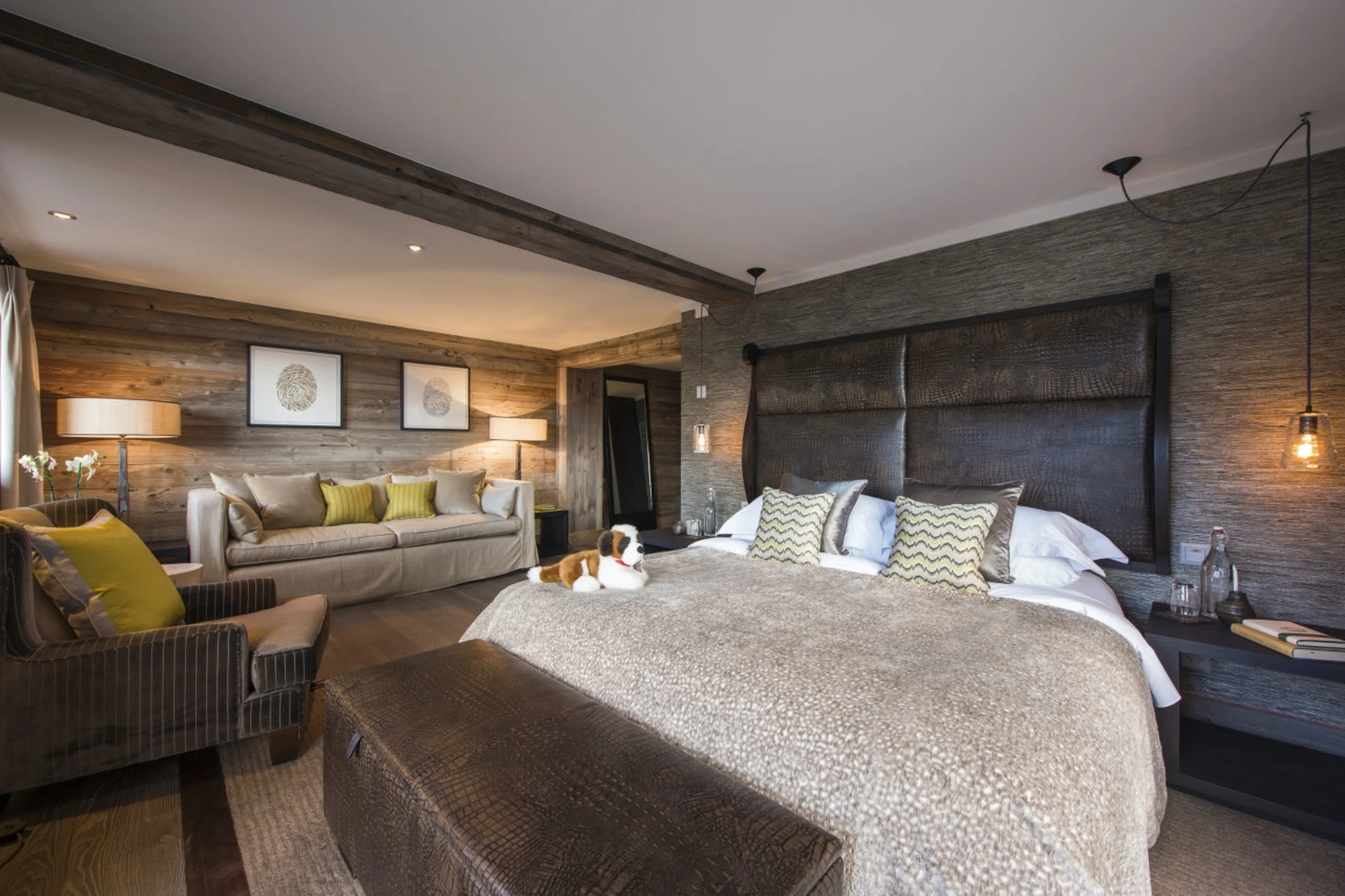 King-size bed in he Lodge in Verbier