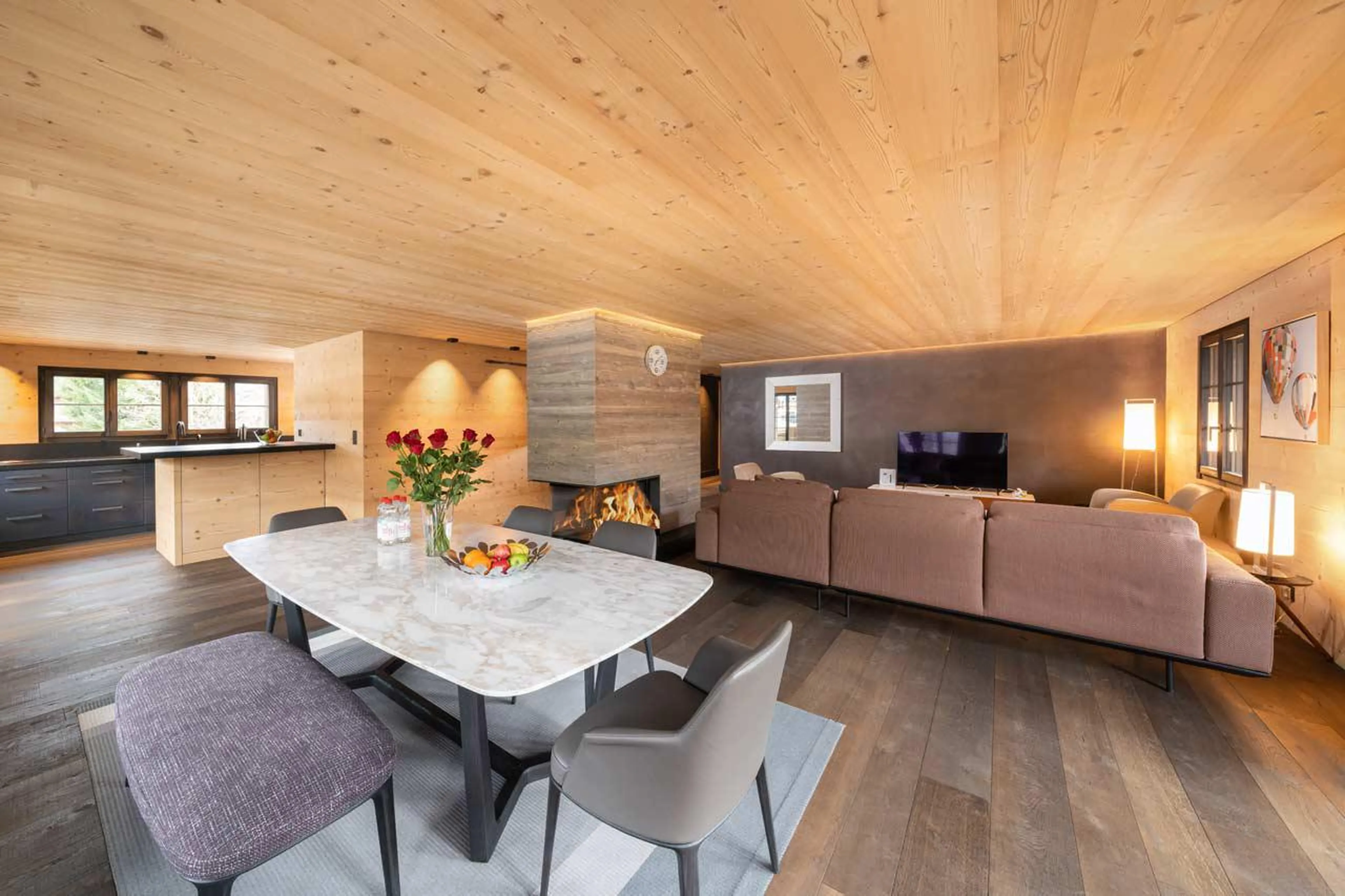 Sofa space surrounding a flat-screen TV at Apartment Eggli in Gstaad
