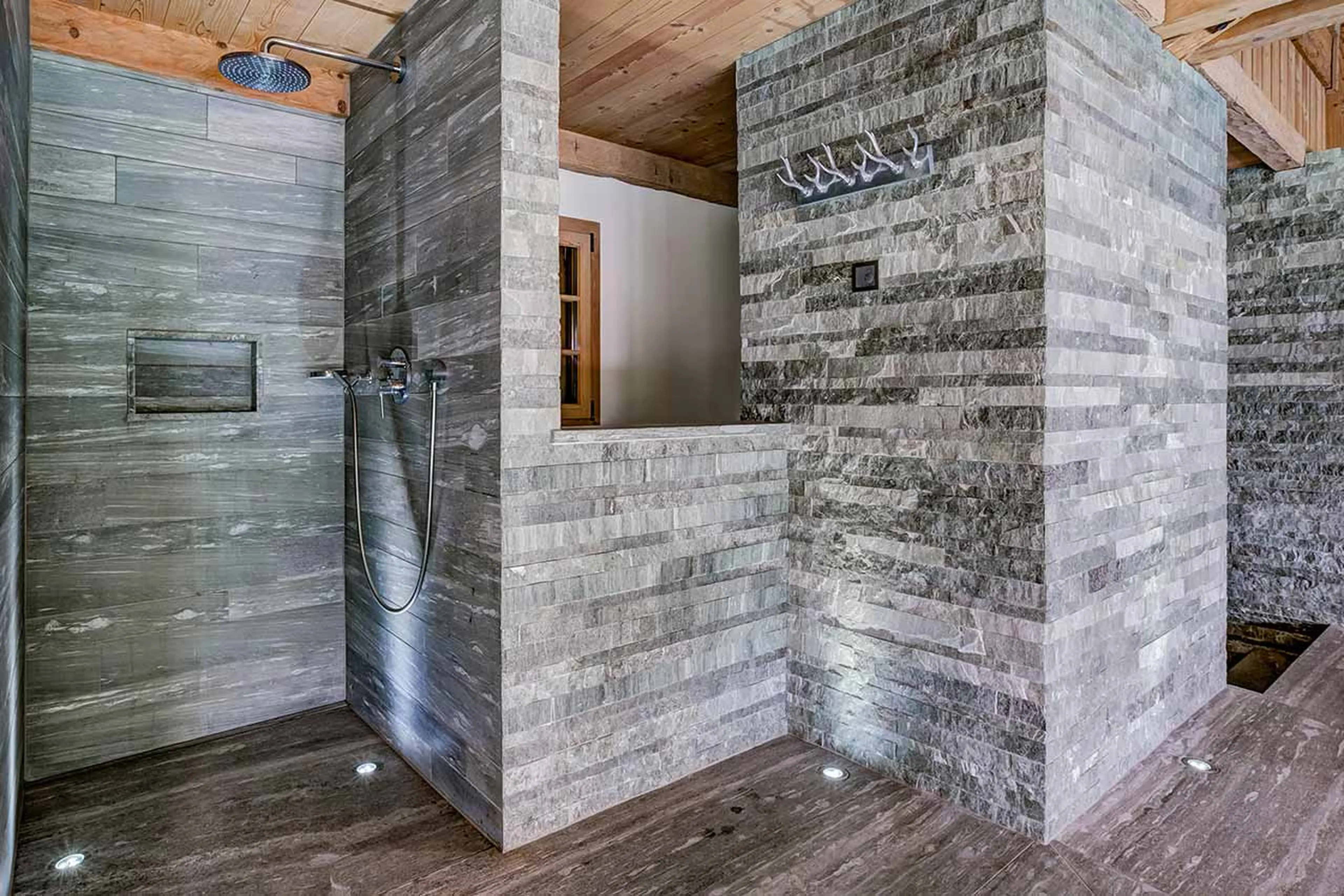 Shower at pool area at Tivoli Lodge in Davos